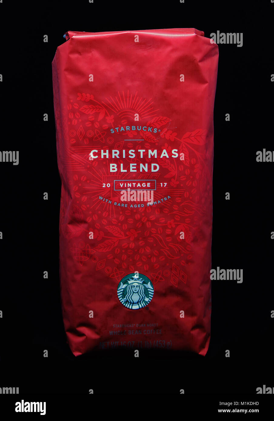 New York, Dicembre 4, 2017: Borsa di Starbucks Christmas Blend i chicchi di caffè si erge contro lo sfondo nero. Foto Stock