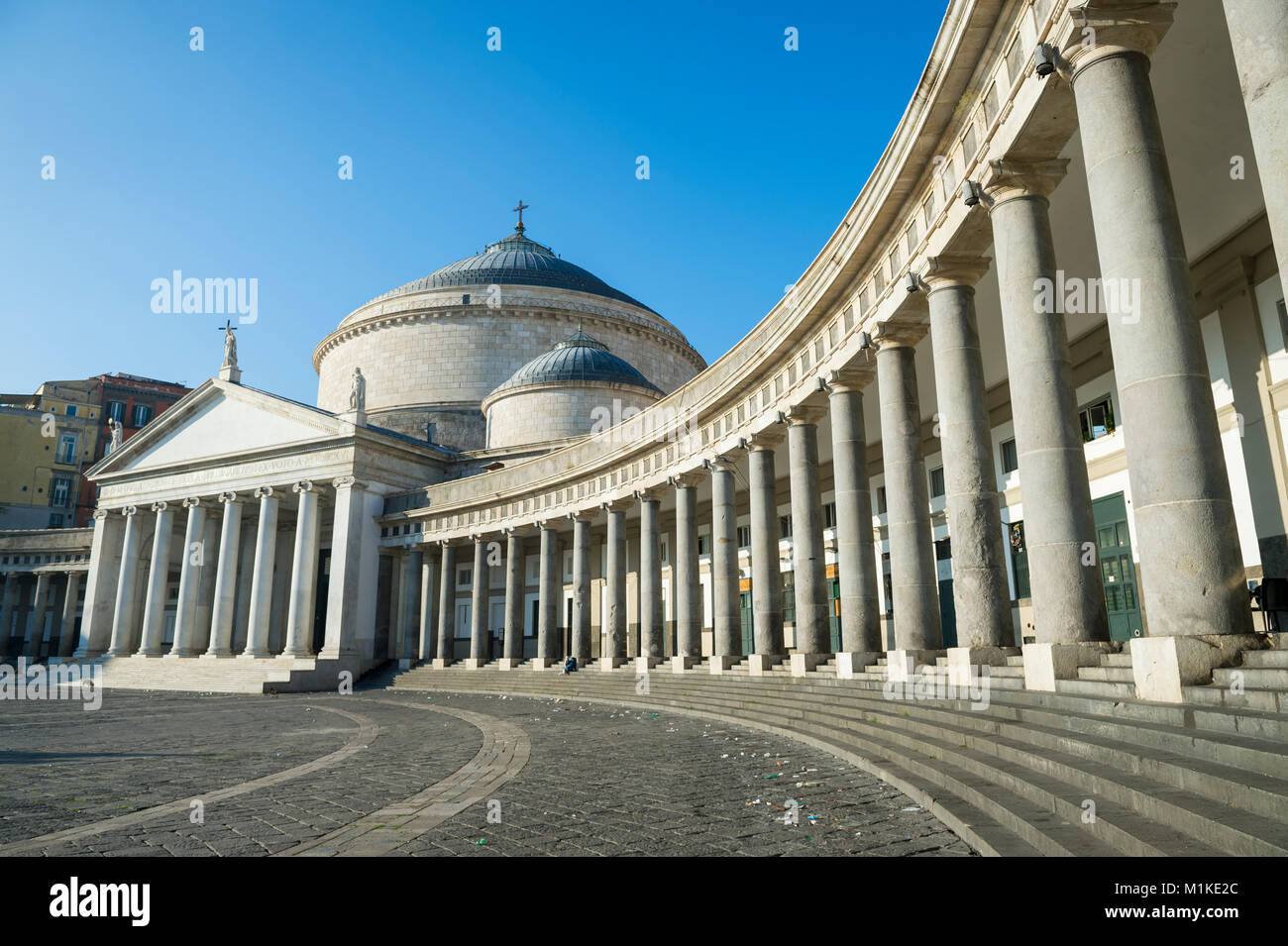 Scenic pomeriggio vista del colonnato curvo architettura della Basilica Reale Pontificia di San Francesco di Paola (costruito nel 1816) nella Piazza del P Foto Stock