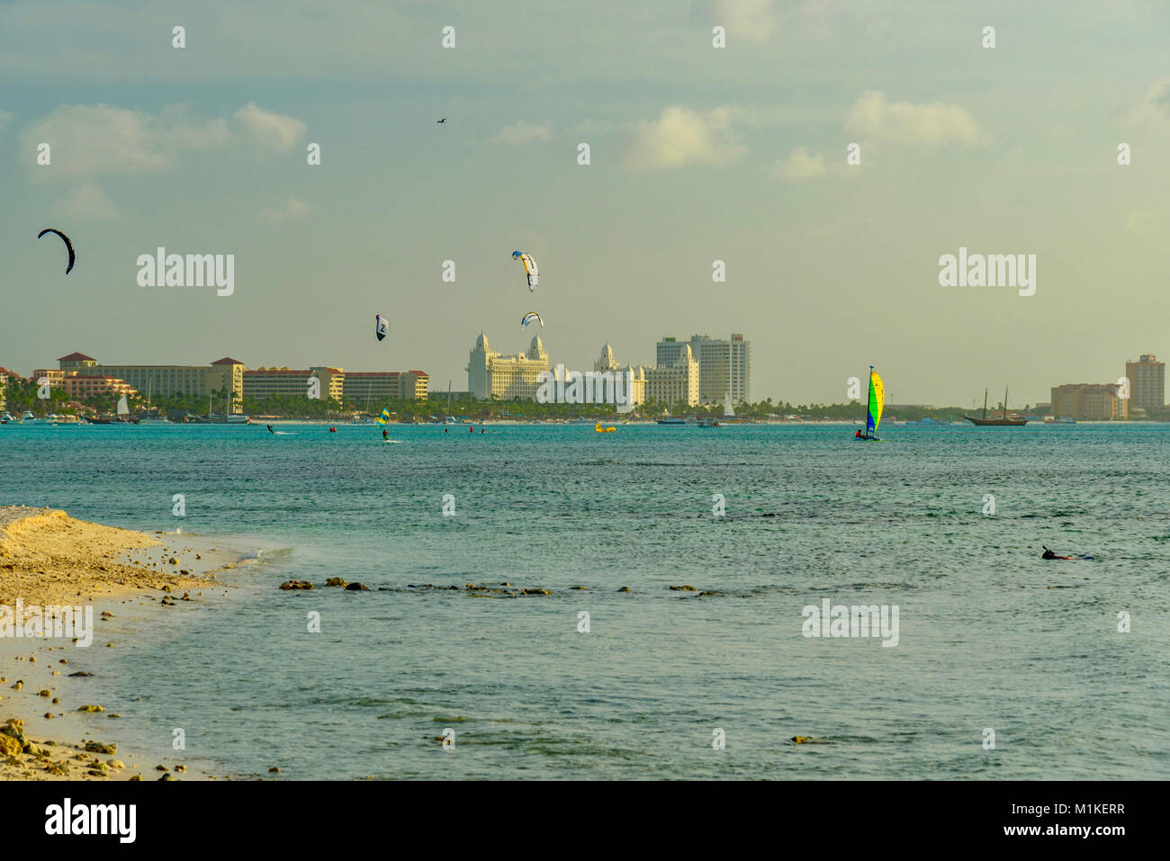 Oranjestad, Aruba - Gennaio 4, 2018: Vista di Palm Beach ad Aruba con persone praticare kitesurf. Foto Stock