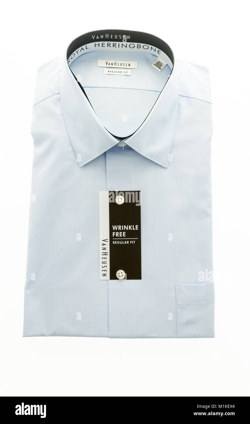 Winneconne, WI - 14 Novembre 2017: Un Van Heusen ruga free Dress shirt isolato su un background. Foto Stock