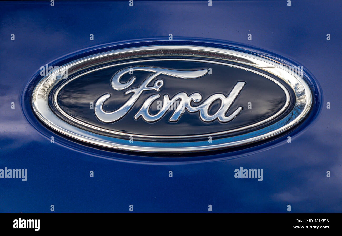 Ford Auto badge su uno sfondo blu ,Ford Motor Company è una famosa multinazionale americana del costruttore di automobili con operazioni in tutto il mondo Foto Stock