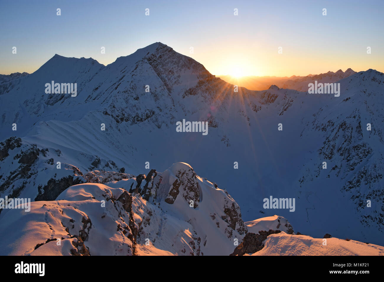 Tramonto al vertice di Tauberspitze (Lechtal Alpi) in inverno. Tirolo, Austria Foto Stock