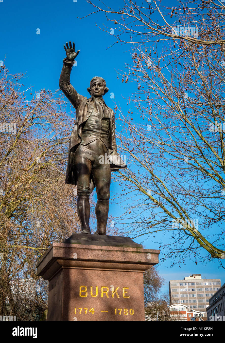 La scultura in bronzo di Edmund Burke irlandese polymath politico che ha servito come MP per Bristol nel tardo XIX secolo - Bristol piazza centrale REGNO UNITO Foto Stock