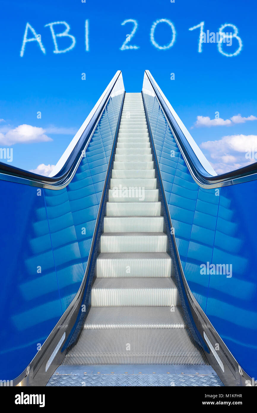 Escalator in un cielo blu, il concetto di realizzazione, ABI 2018 testo tedesco, maturità significato diploma di scuola superiore o a livelli Foto Stock