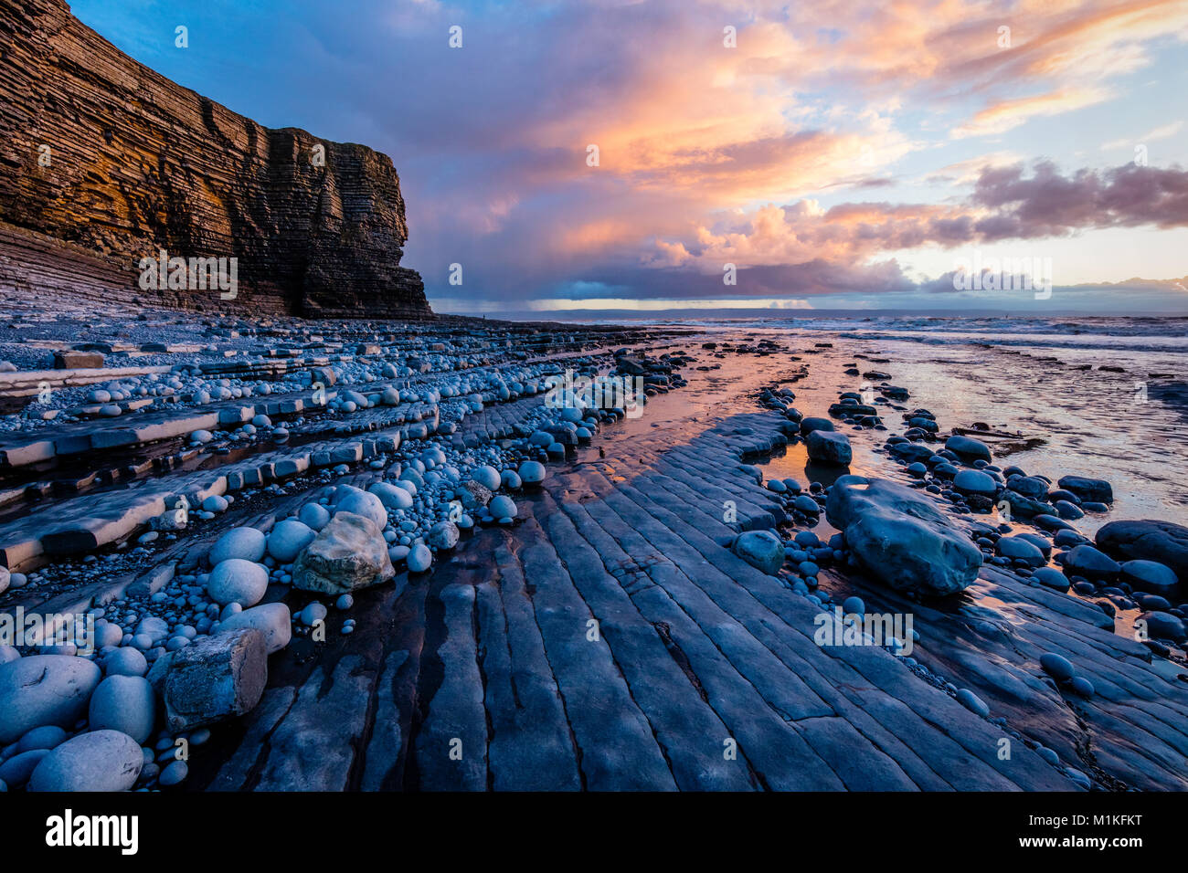 Tramonto in inverno a bassa marea a Nash punto sulla Glamorgan Heritage costa del Galles del Sud REGNO UNITO Foto Stock