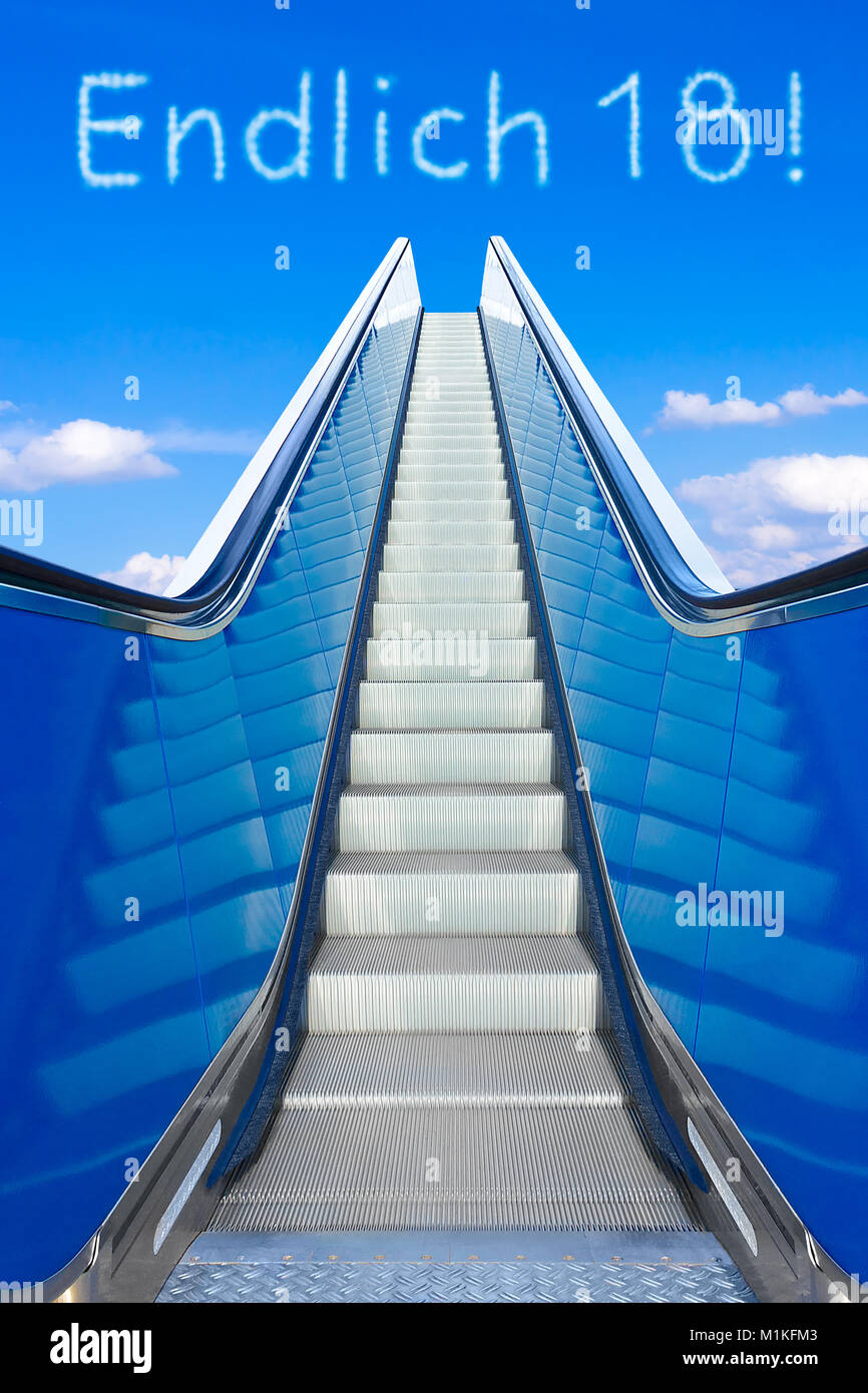 Escalator in un cielo blu, il concetto di realizzazione, ENDLICH 18 testo tedesco, significato infine 18, età adulta e libertà Foto Stock