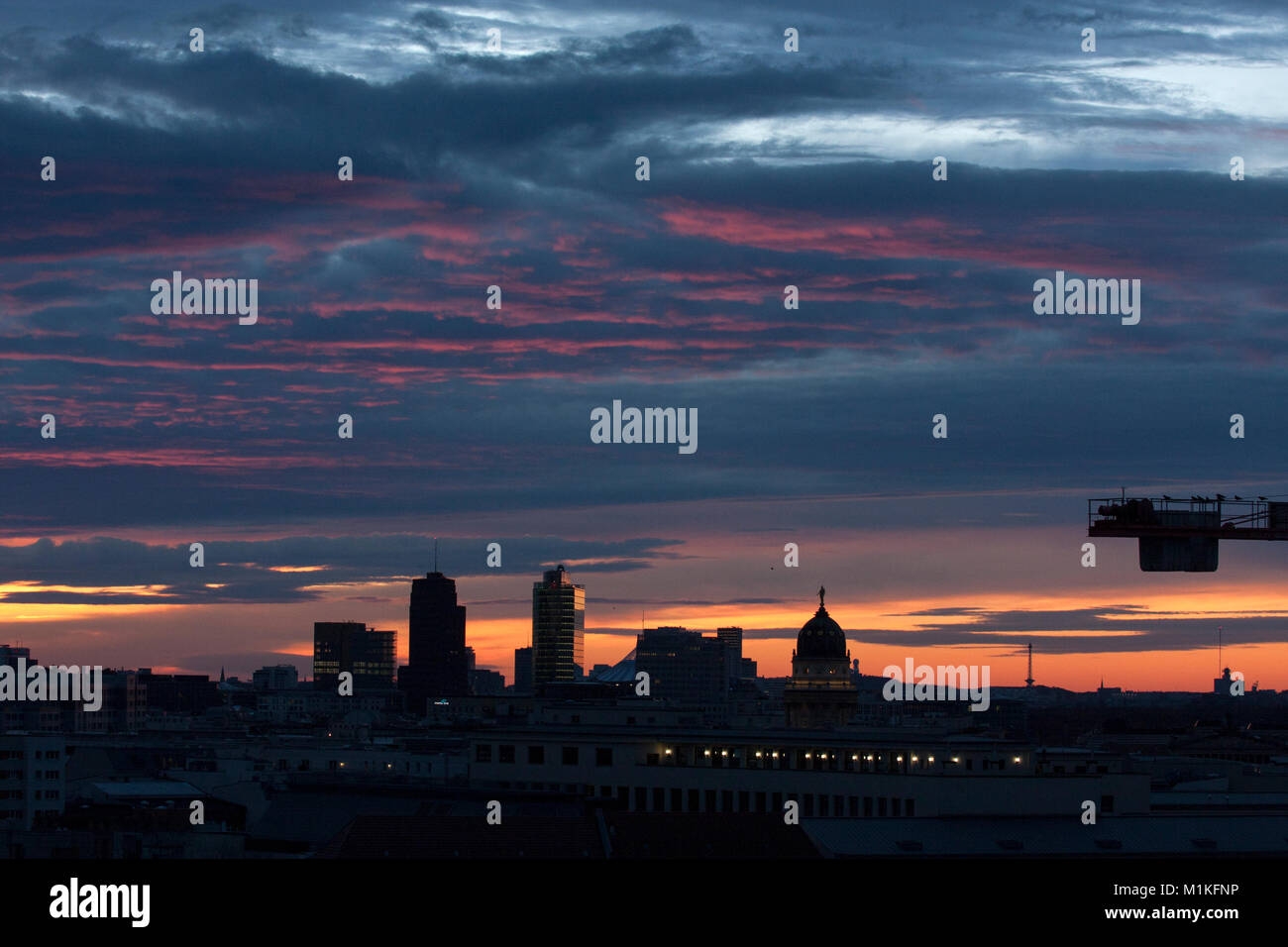 Una vista di Potsdamer Platz durante il tramonto a Berlino. Foto Stock