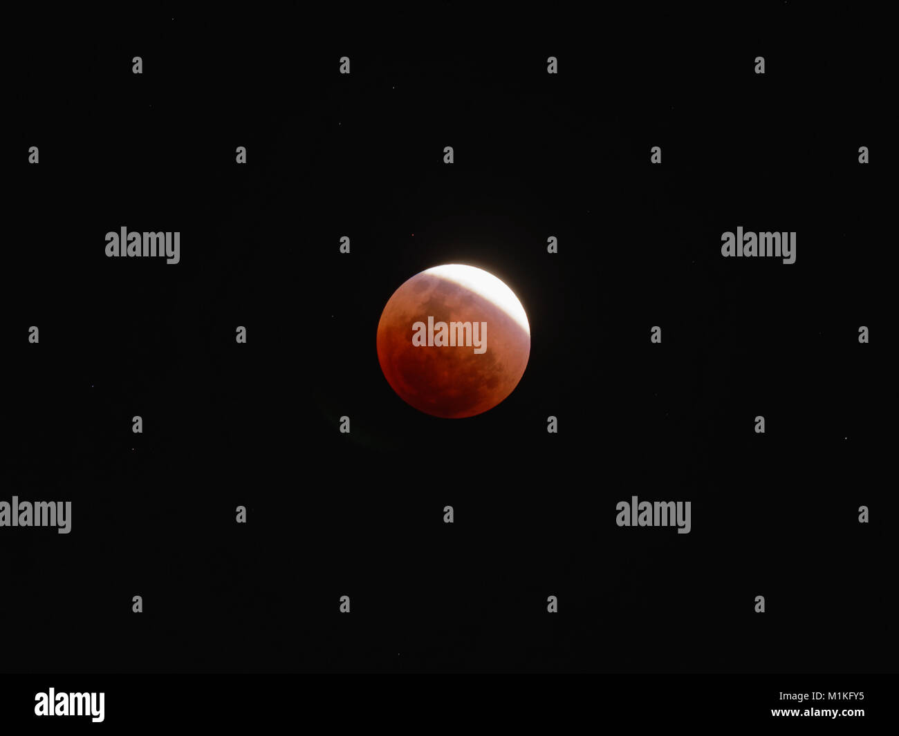 Super sangue blu moon con Eclissi lunare parziale più scuro dello sfondo del cielo Foto Stock