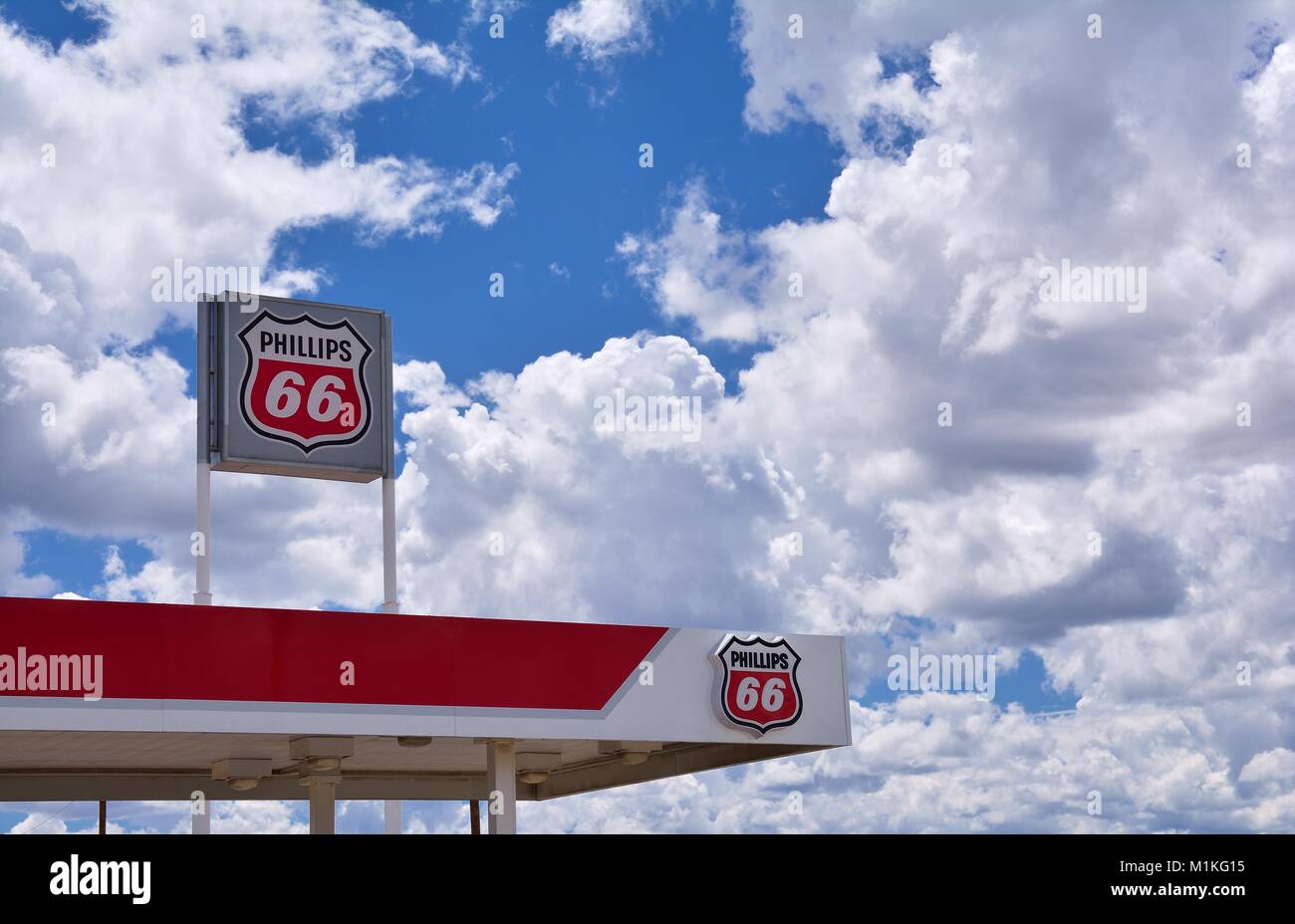 Nuovo Messico, Stati Uniti d'America - 22 luglio 2017: Phillips 66 gas station segno e logo. Phillips 66 Company è una multinazionale americana energy company. Foto Stock