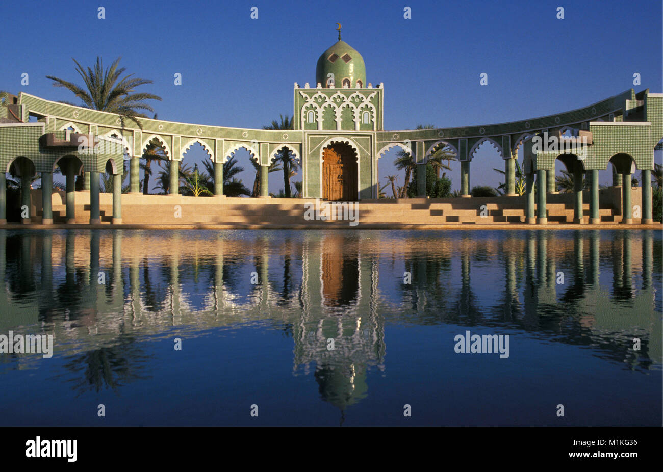 Il Marocco. Marrakech. Edificio. Tipica architettura araba. Palme. Chez Ali centro turistico. Foto Stock