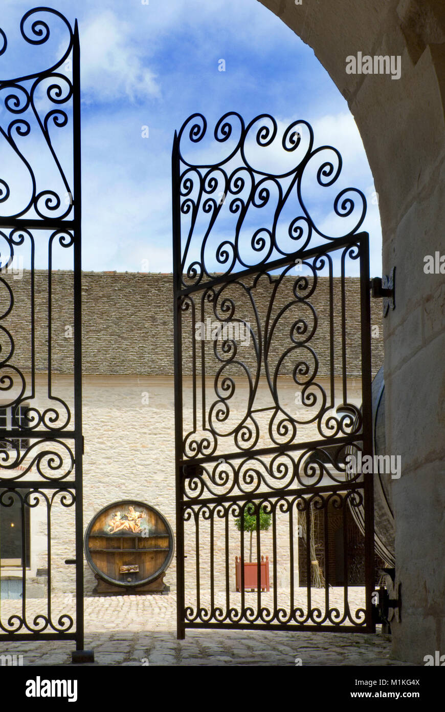Chateau de Pommard ornati in cancelli di ingresso con la vecchia cantina storica canna dietro Cote d'Or Borgogna Francia Foto Stock