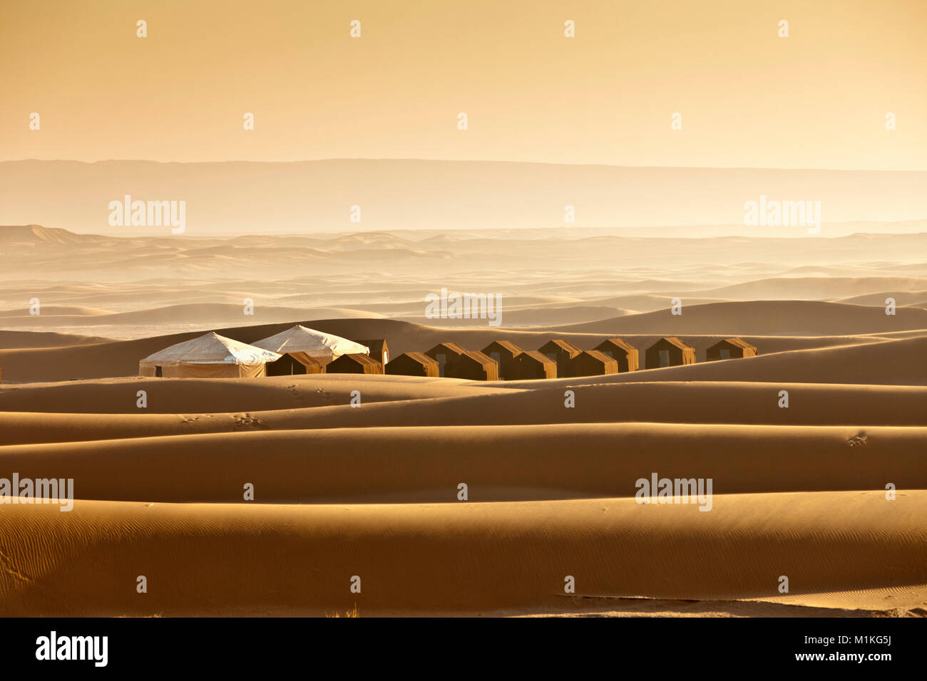 Il Marocco, Mhamid, Erg Chigaga dune di sabbia. Deserto del Sahara. Tourist Camp, bivacco. Foto Stock