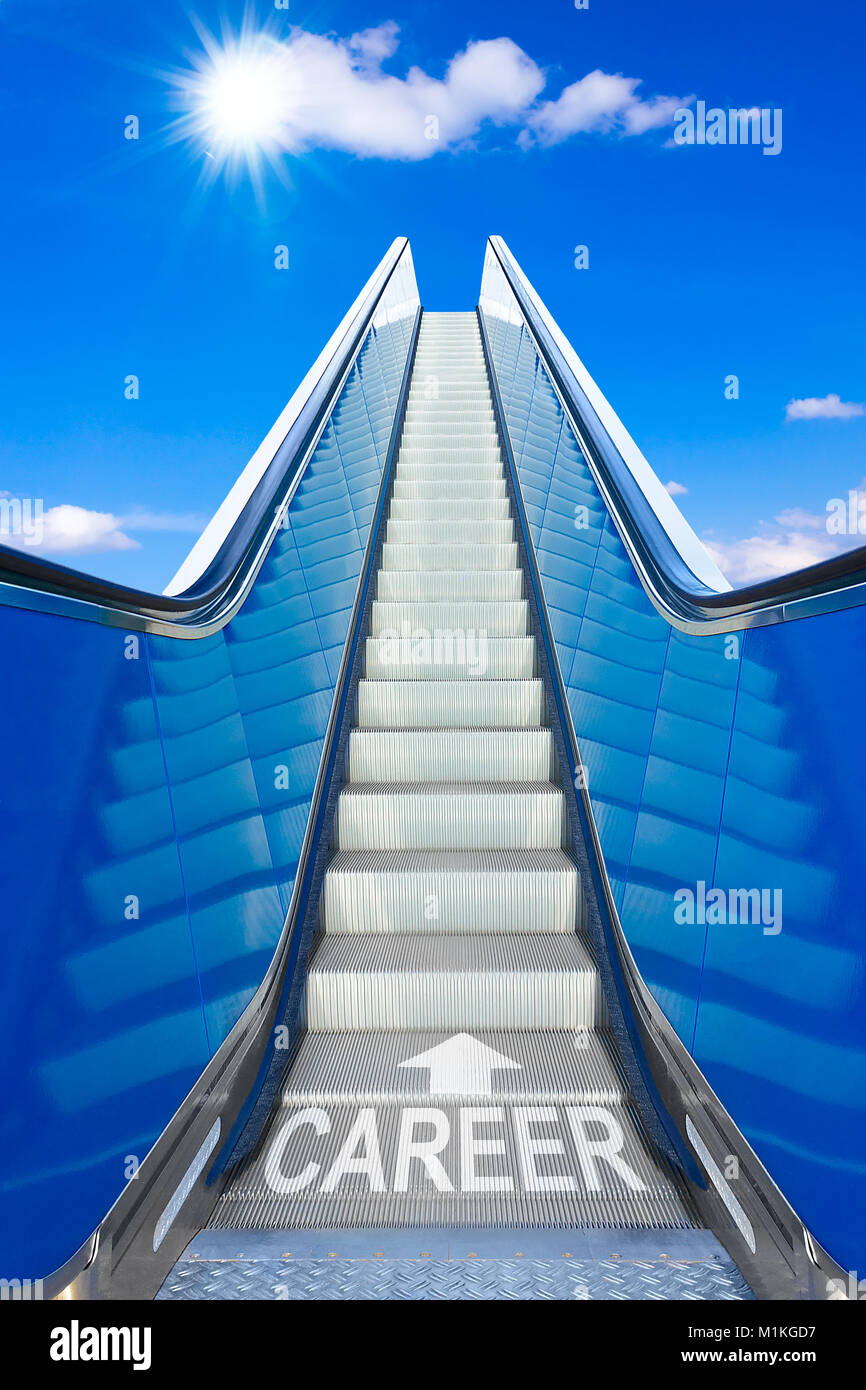 Escalator in un cielo blu con testo di carriera, concept per il conseguimento di salire la scala di lavoro senza problemi fino a un livello elevato o la parte superiore Foto Stock