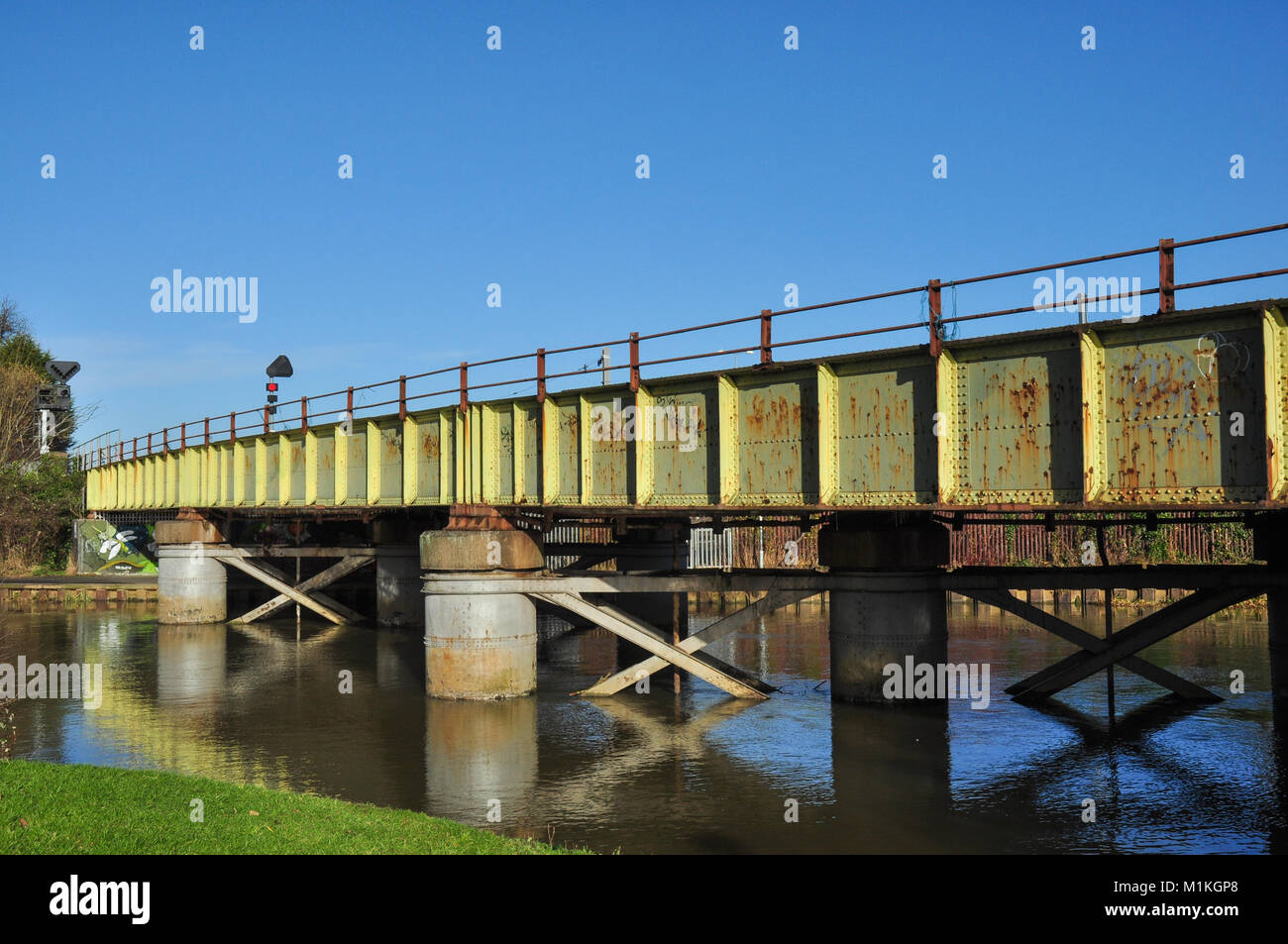 Ponte Ferroviario sul fiume Nene (con la linea a marzo ed Ely) a Peterborough, CAMBRIDGESHIRE, England, Regno Unito Foto Stock