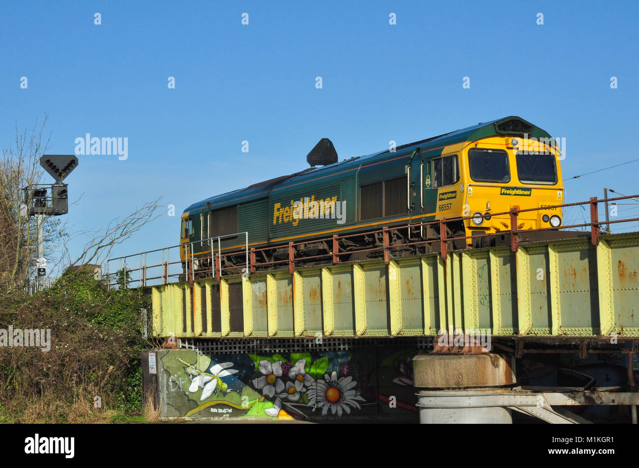 Freightliner classe 66 attraversa il fiume Nene (in marzo, Ely, Felixstowe linea) a Peterborough, CAMBRIDGESHIRE, England, Regno Unito Foto Stock