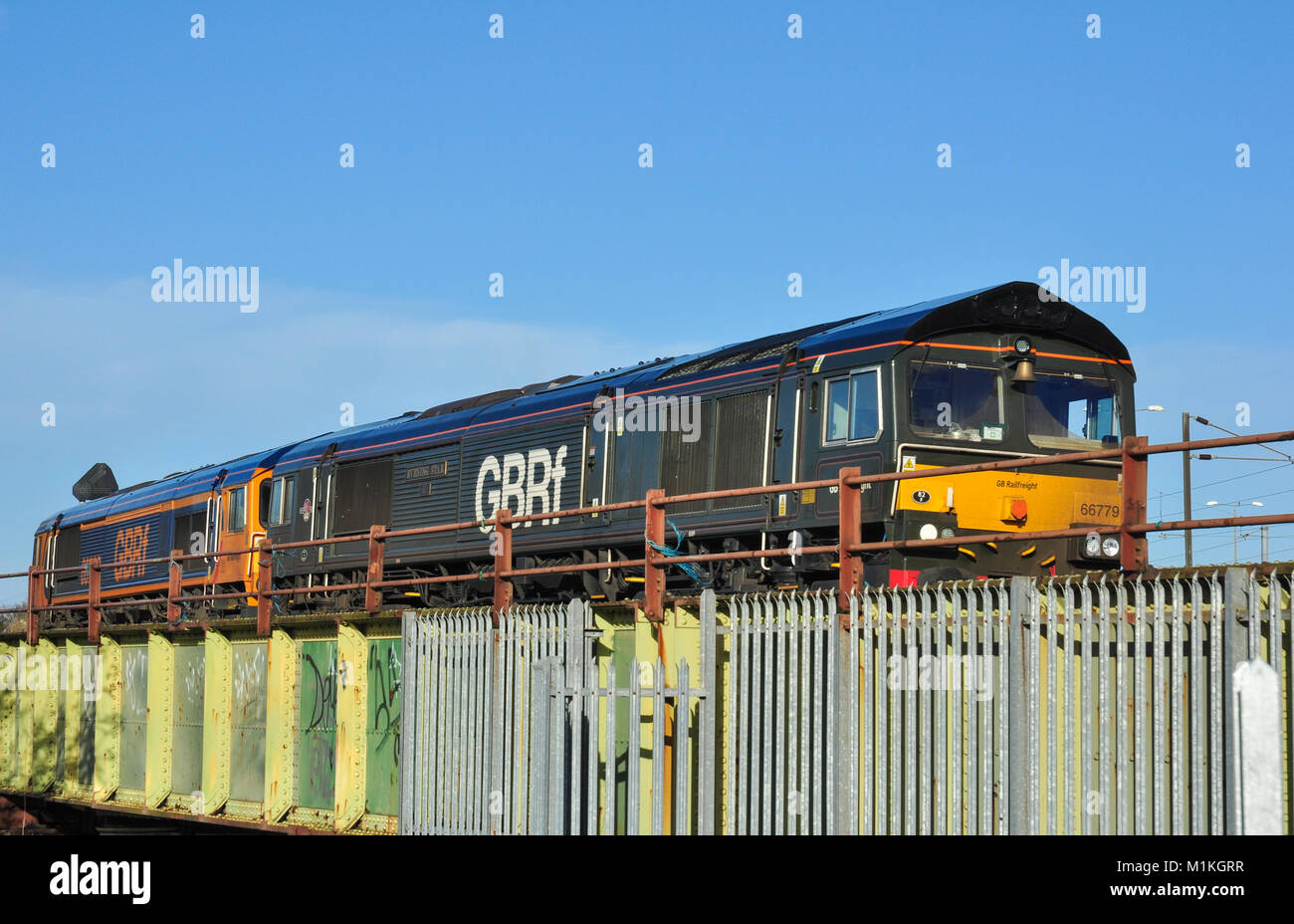 Due classe GBRf 66 locomotive diesel (66779 "stella della sera' e 66735) attraversate il fiume Nene a Peterborough, CAMBRIDGESHIRE, England, Regno Unito Foto Stock