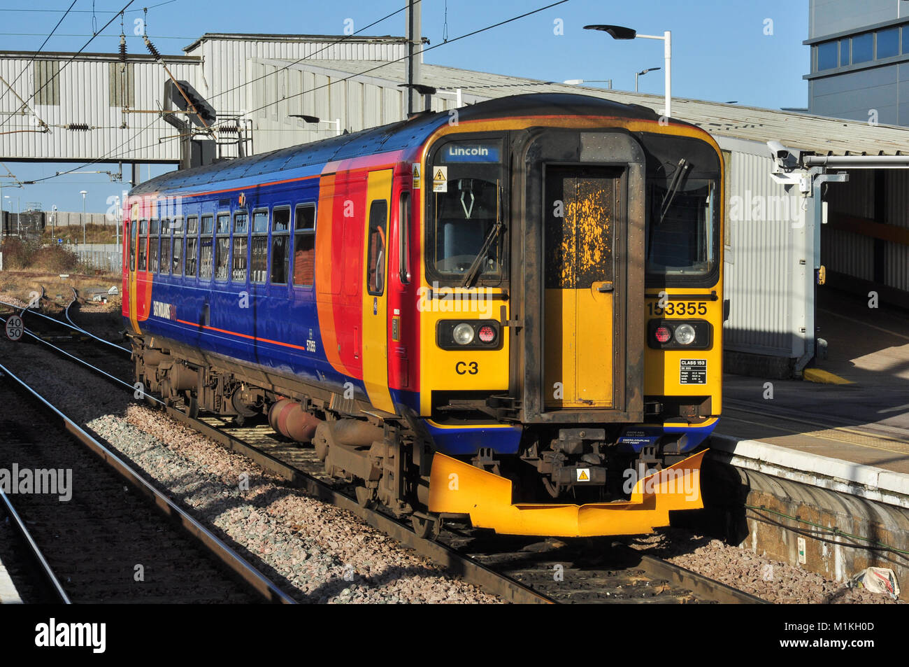 East Midlands treni 153 di classe singola unità vagone ferroviario diesel attende a Peterborough stazione con un treno per Lincoln Foto Stock