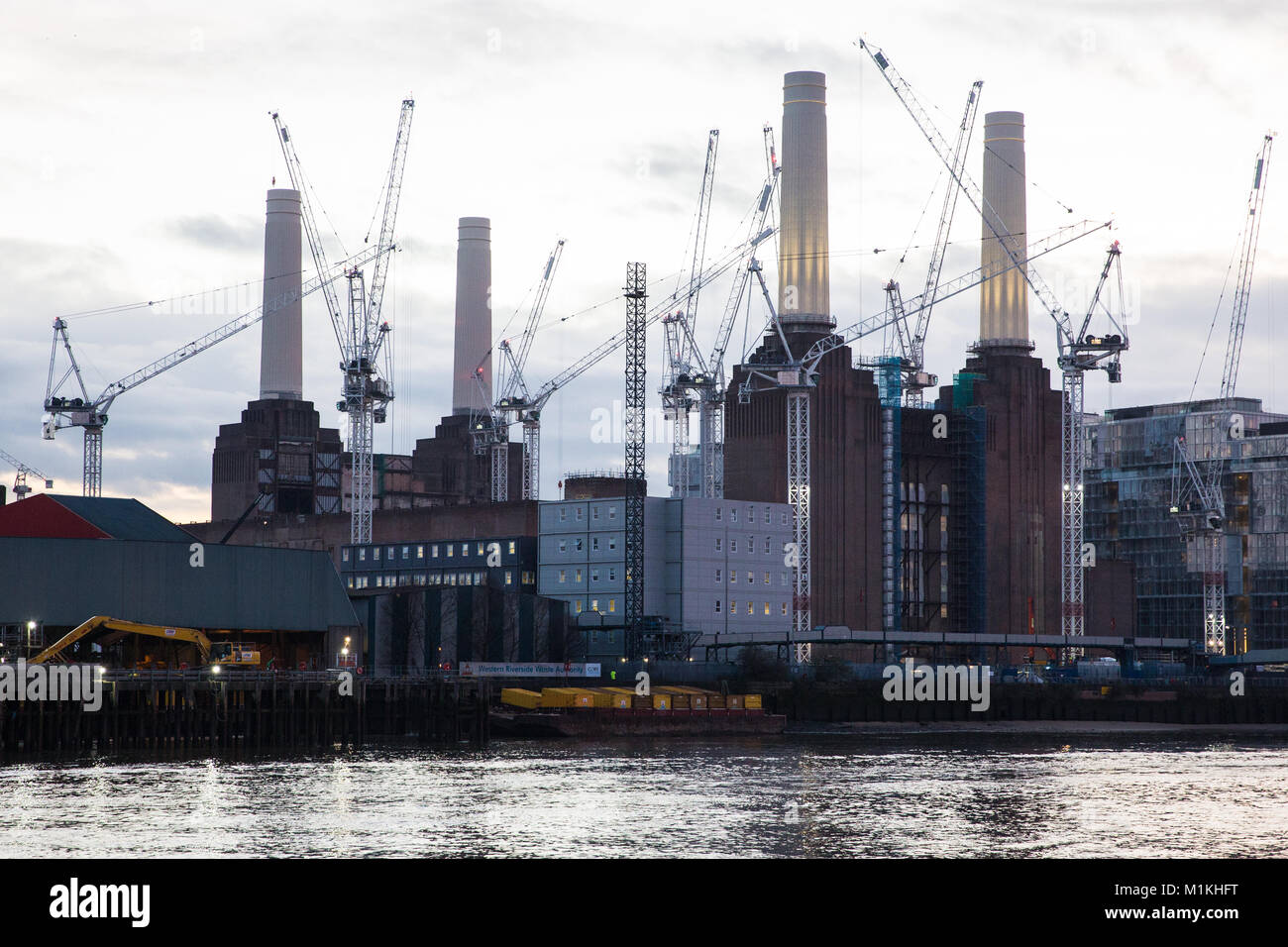 Londra, Regno Unito. 30 gen, 2018. Illuminata gru edili circondano Battersea powerstation al tramonto. Sir Giles Gilbert Scott la monumentale edificio Art Deco è stato trasformato in un 42 acri di parco che casa Apple campus del Regno Unito e di un blocco di appartamenti progettati da Frank Gehry. Credito: Mark Kerrison/Alamy Live News Foto Stock