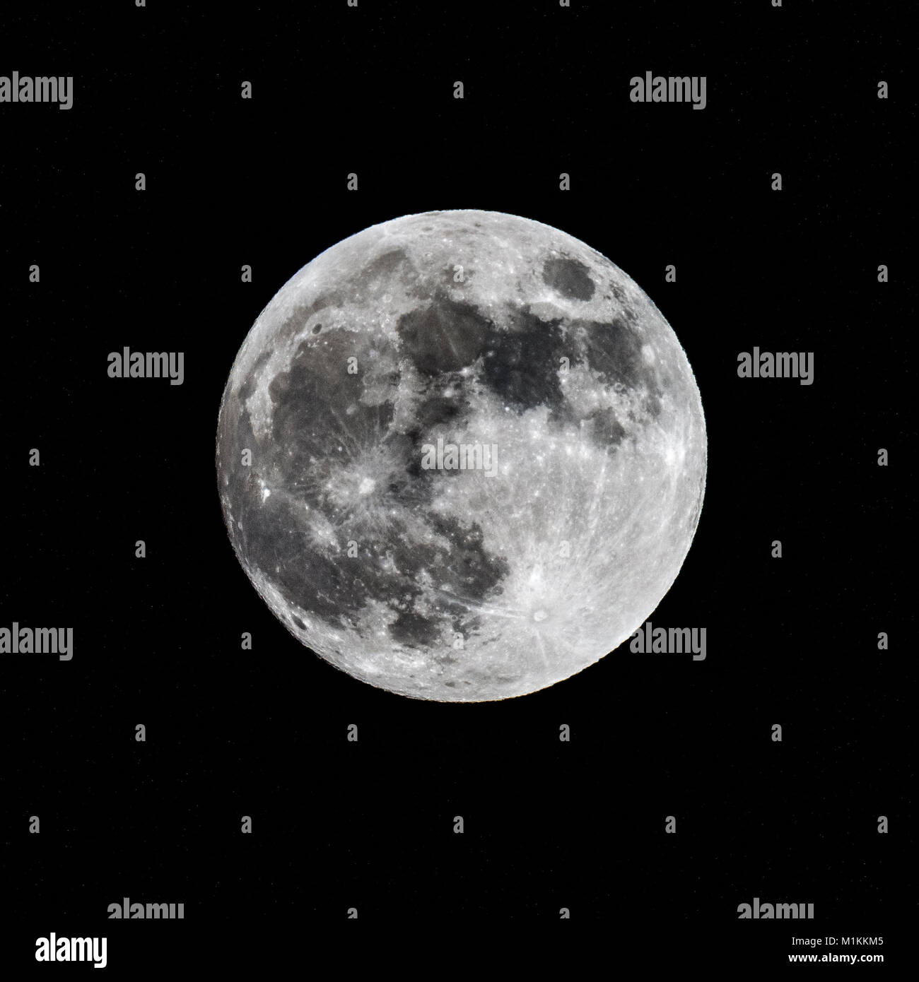 New York, Stati Uniti d'America. 30 gen, 2018. La luna piena è vista su New York City il 30 gennaio, ore prima di un raro caso di Blue Moon, supermoon e eclissi lunare totale che causerà un " sangue " luna - un evento che non è accaduto in più di 150 anni. Credito: Enrique Shore/Alamy Live News Foto Stock