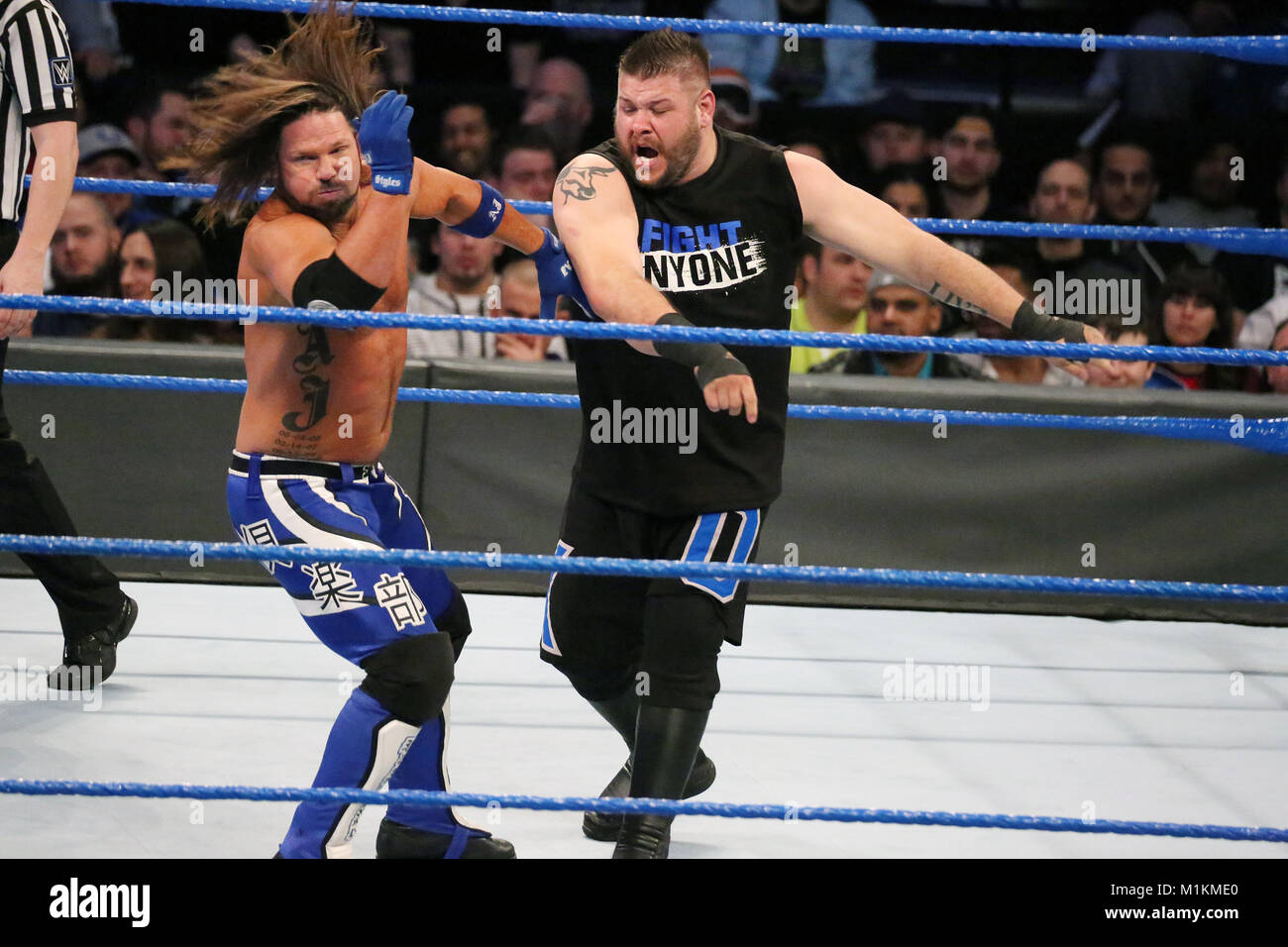 Philadelphia, PA, Stati Uniti d'America. 30 gen, 2018. AJ Styles e Shinsuke Nakamura versus Zayn Sami e Kevin Owens corrispondono alla Wells Fargo Center di Philadelphia, Pa su gennaio 30, 2018 Credit: Star Shooter/media/punzone Alamy Live News Foto Stock