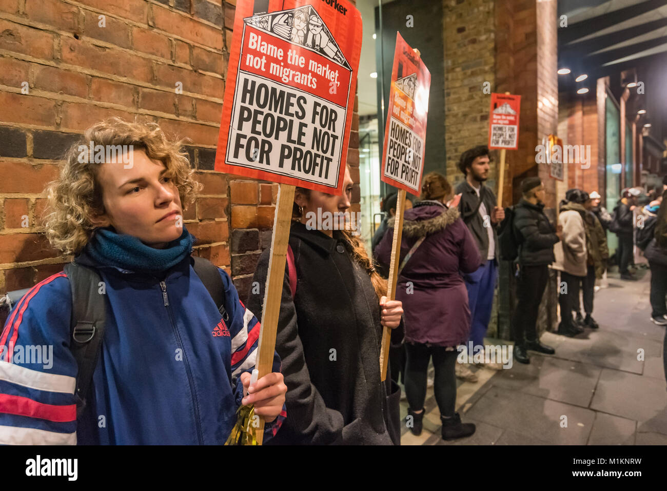 Londra, Regno Unito. 30 gen 2018. Manifestanti tenere cartelloni al di fuori di Southwark Council uffici., ballare e bingo al di fuori del consiglio di Southwark riunione che era di votare sui piani di developer Delancey e il consiglio che distruggerebbe l'Elephant & Castle centro e la comunità intorno ad esso. Il centro comprende una sala Bingo ed è il cuore di una vibrante Latin American community. Credito: Peter Marshall / Alamy Live News Foto Stock