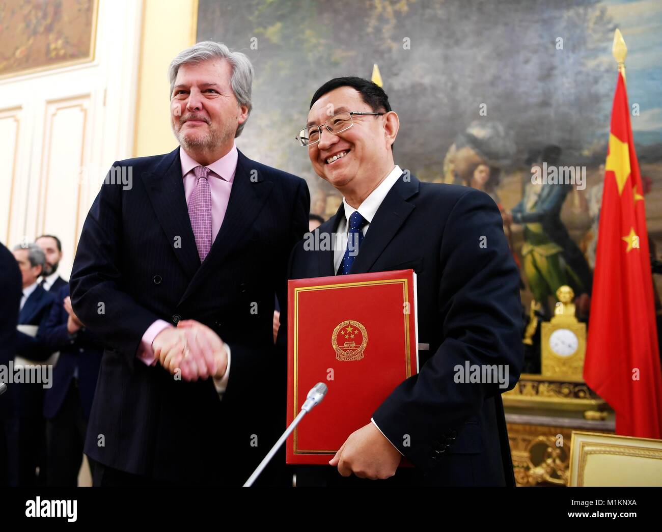 (180131) -- MADRID, Gennaio 31, 2018 (Xinhua) -- Ministro cinese della cultura Luo Shugang (R) stringe la mano con il Ministro spagnolo dell'istruzione, della cultura e dello Sport Inigo Mendez de Vigo dopo la firma di un accordo bilaterale sulla cooperazione culturale negli anni tra il 2018 e il 2021, a Madrid, Spagna, 29 gennaio, 2018. (Xinhua/Guo Qiuda) (lrz) Foto Stock