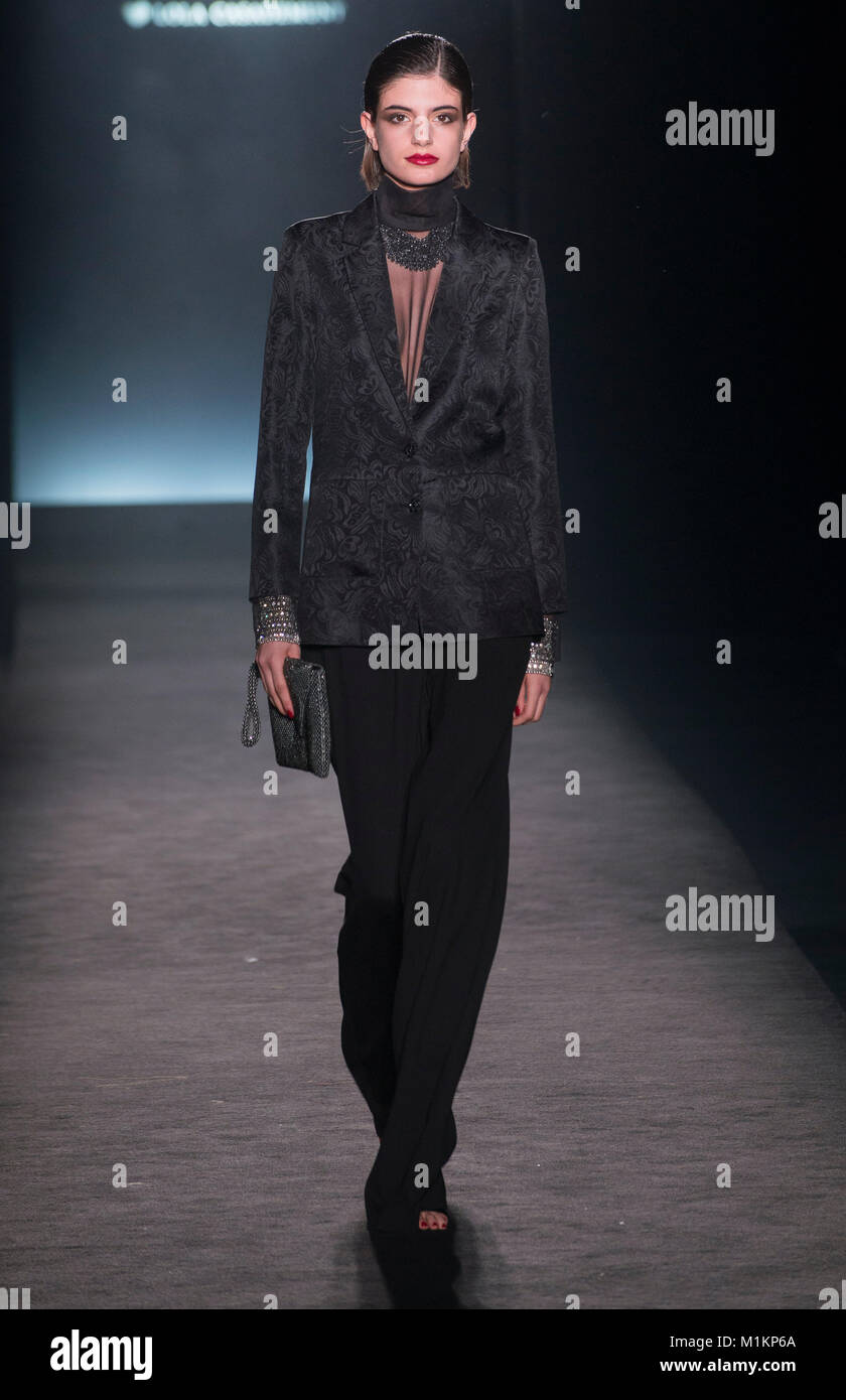 Barcellona, Spagna. 31 gennaio, 2018. Un modello di vetrine di disegni di Lola Casademunt sullo spettacolo durante 080 Barcelona moda Autunno/Inverno 2018 Modernista Recinte Sant Pau on gennaio 30, 2018 a Barcellona, Spagna. Credito: Victor Puig/Alamy Live News Foto Stock