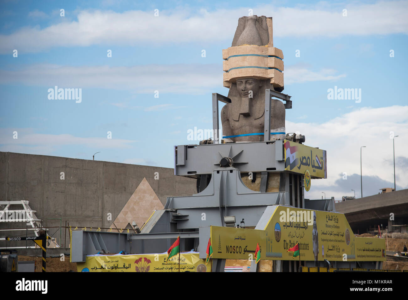 Antica Ramses II statua spostato al Grand Museo Egizio Foto Stock
