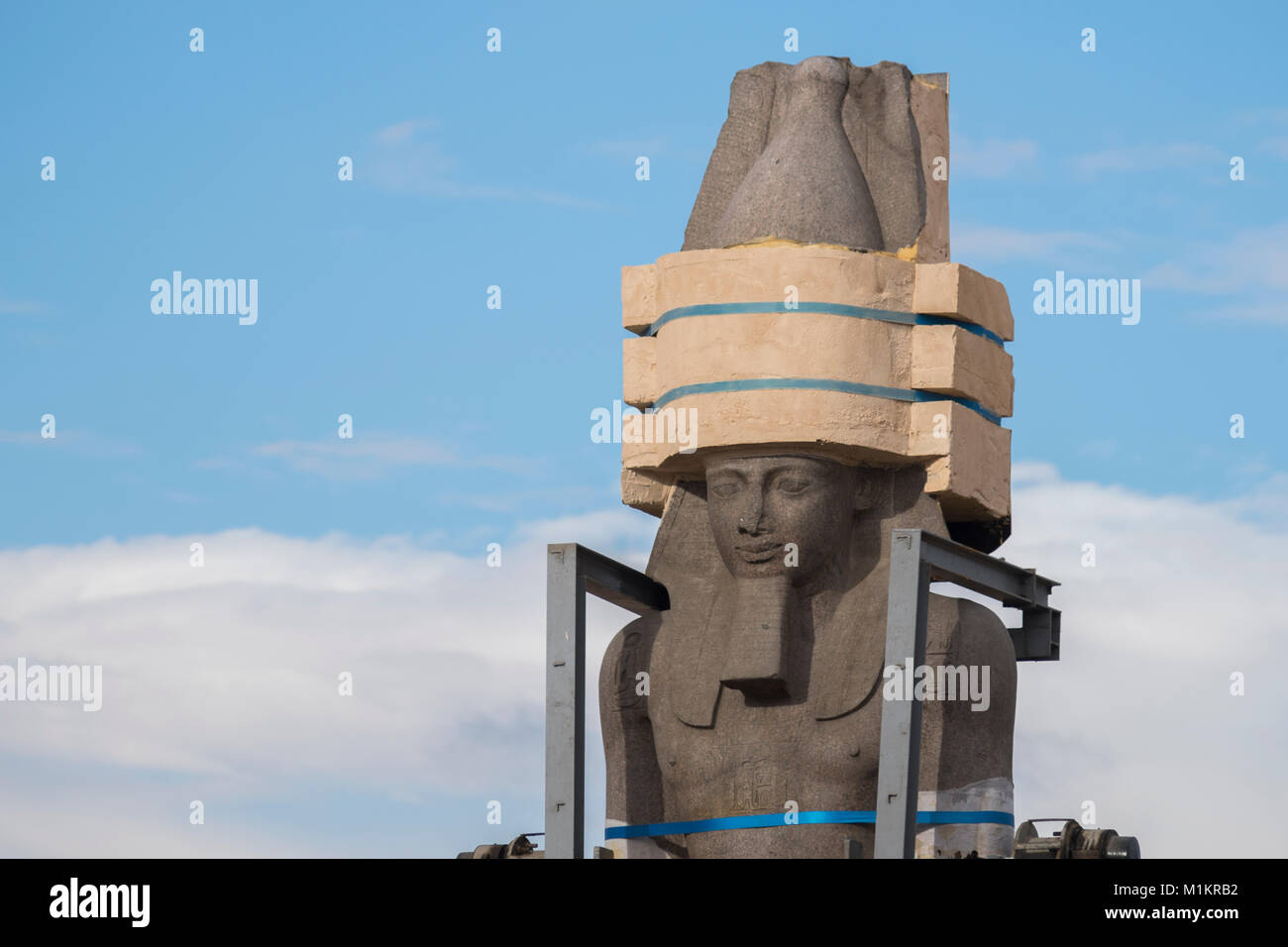 Antica Ramses II statua spostato al Grand Museo Egizio Foto Stock