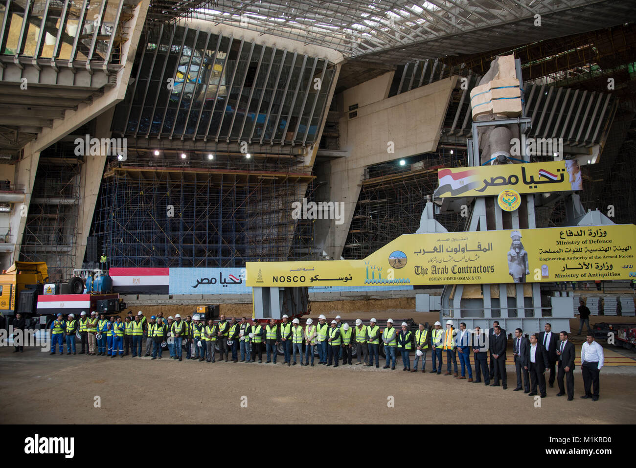 Antica Ramses II statua spostato al Grand Museo Egizio Foto Stock