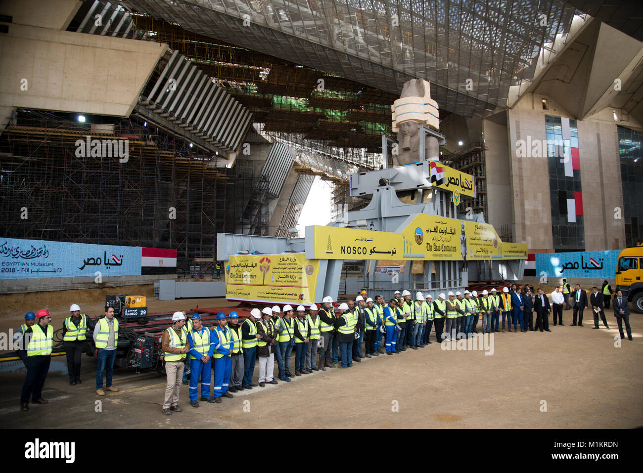 Antica Ramses II statua spostato al Grand Museo Egizio Foto Stock