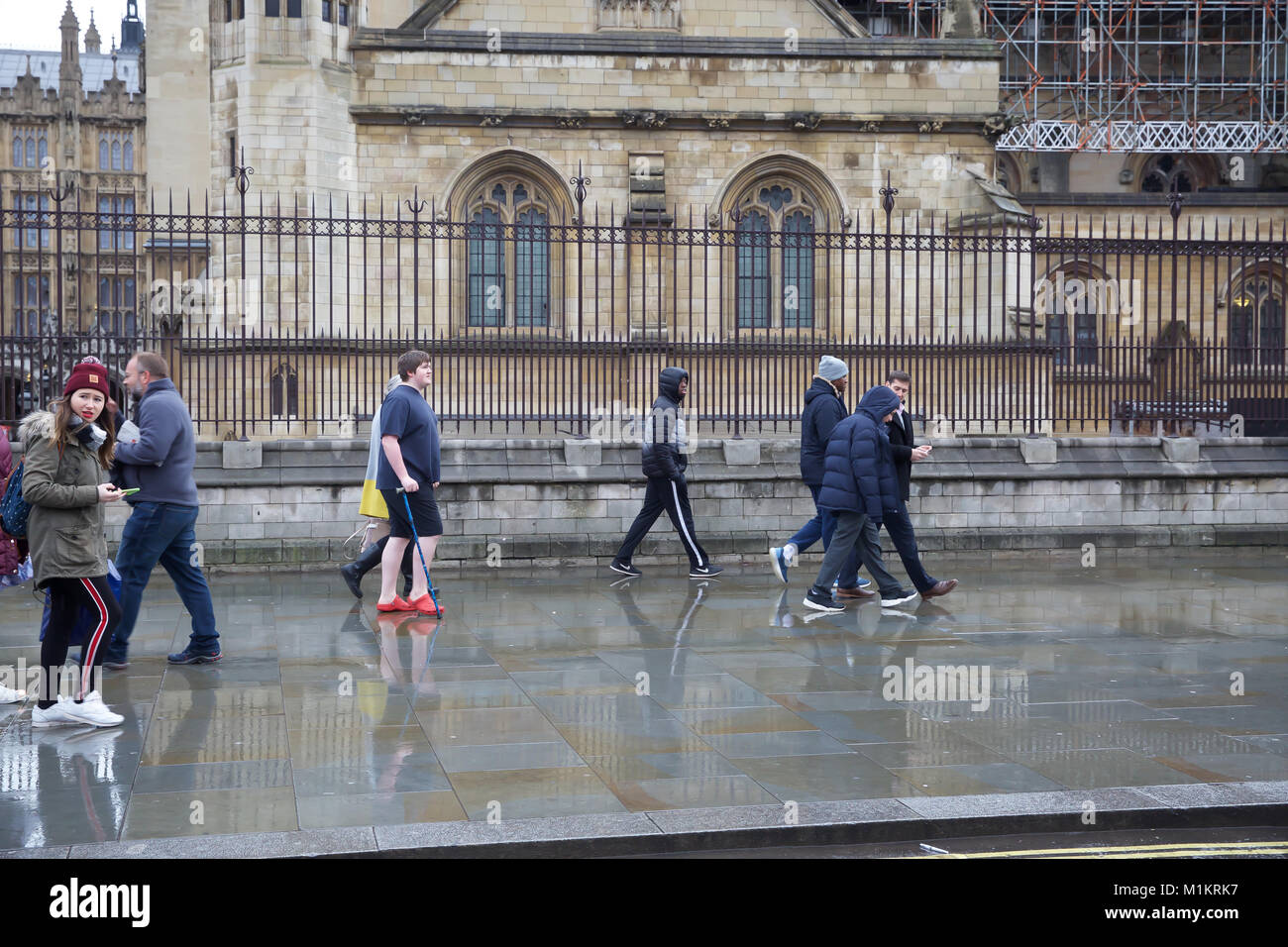 Londra, Regno Unito. 31 gennaio, 2018. Persone corsa per cercare di evitare gli acquazzoni pesanti di pioggia in Westminster London Credit: Keith Larby/Alamy Live News Foto Stock