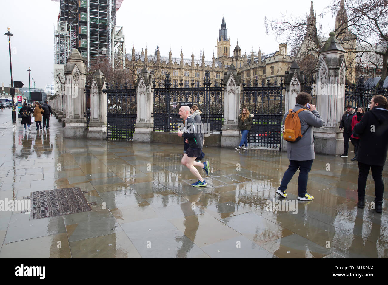 Londra, Regno Unito. 31 gennaio, 2018. Persone corsa per cercare di evitare gli acquazzoni pesanti di pioggia in Westminster London Credit: Keith Larby/Alamy Live News Foto Stock