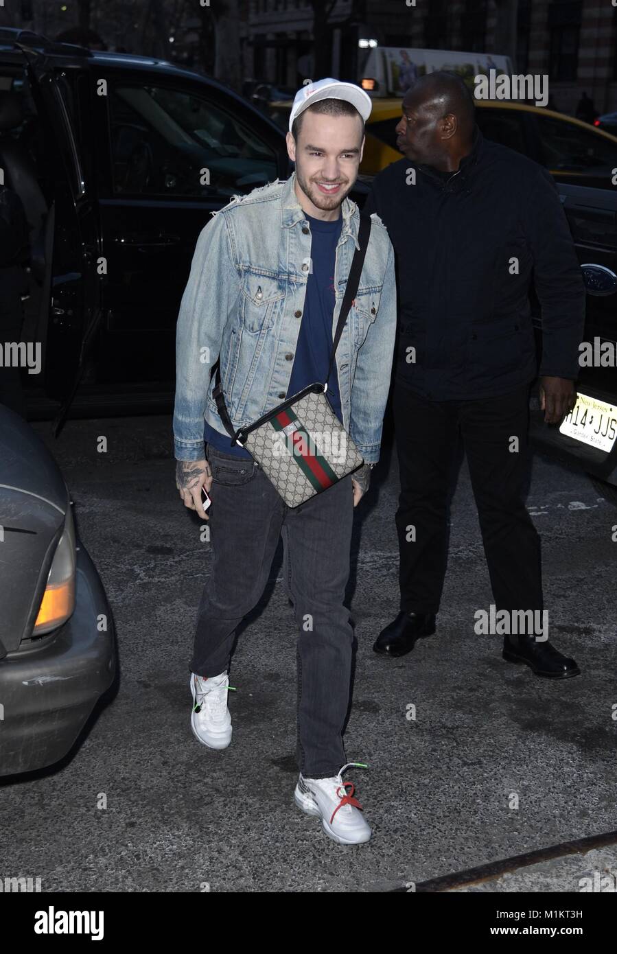 New York, NY, STATI UNITI D'AMERICA. 31 gennaio, 2018. Liam Payne, visto a Z-100 studios per Elvis Duran e lo show del mattino. Egli indossa Off-White X Nike Air Max 97 sneakers. fuori e circa per celebrità Candids - MER, New York, NY Gennaio 31, 2018. Credito: Derek Storm/Everett raccolta/Alamy Live News Foto Stock