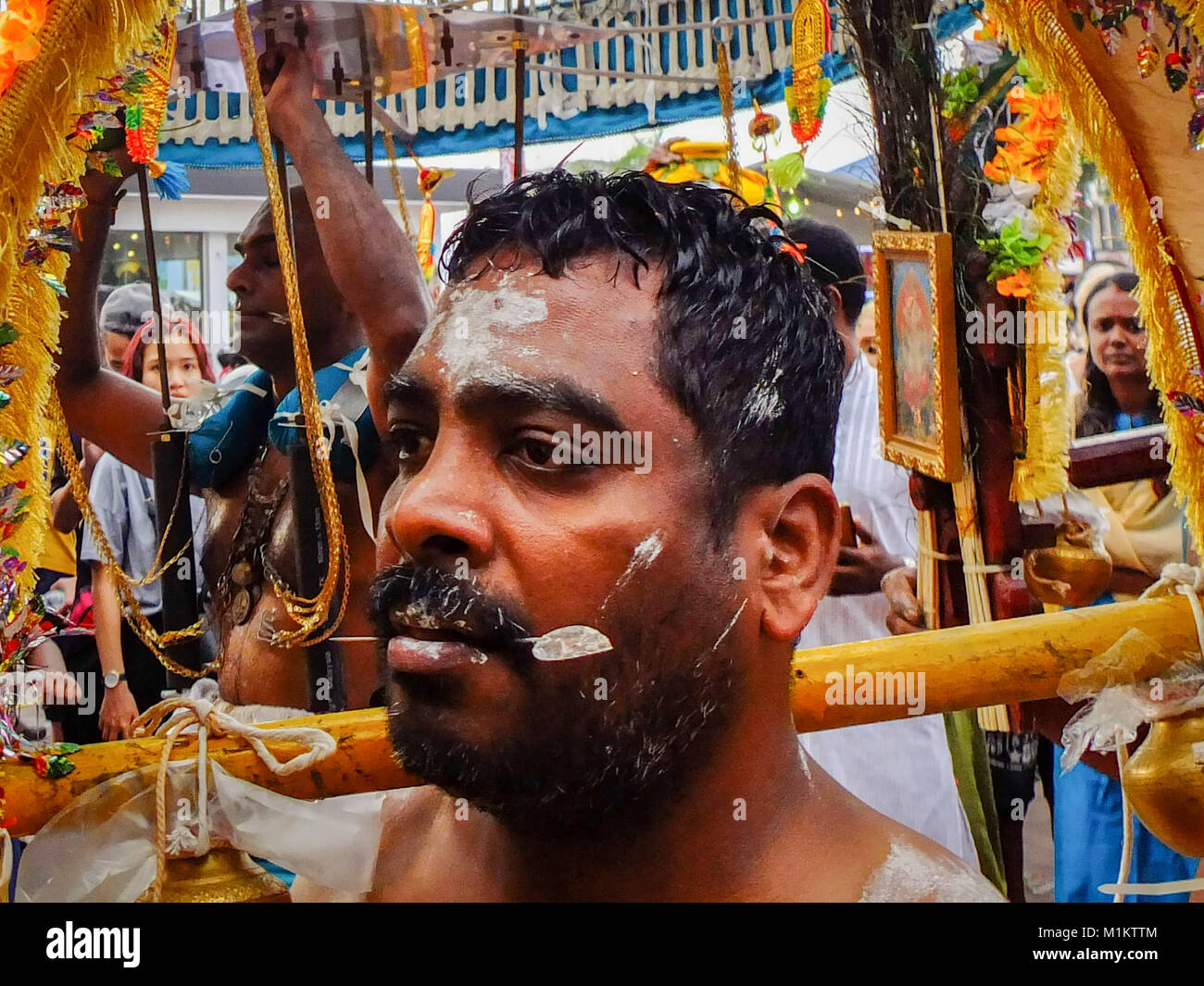 Kuala Lumpur, Malesia. 31 gennaio, 2018. Uno dei devoti è visto piercing la sua bocca come un rituale di Kavadi Attam su Thaipusam.Thaipusam è un santo festival celebra dalla comunità Tamil per commemorare l'occasione quando Parvati ha dato un Murugan Ã"velÃ- o lancia per sconfiggere il diavolo demone, Soorapadman. Ã"Kavadi attamÃ- o noto come onere di danza è il cerimoniale di sacrificio e offerta eseguita da devoti durante il culto di Murugan. Credito: ZUMA Press, Inc./Alamy Live News Foto Stock