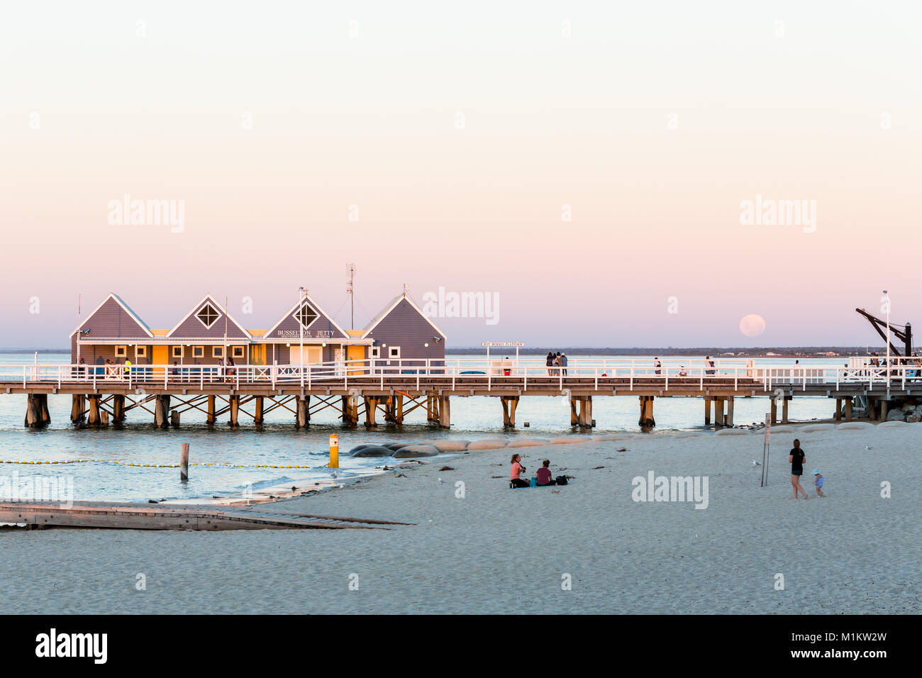 Busselton, Western Australia. Il 31 gennaio 2018. Super moon rising sopra Busselton Jetty. Questa luna diventerà rosso durante un'eclisse lunare più tardi la sera. Credito: Chris de Blank/Alamy Live News Credito: Chris de Blank/Alamy Live News Foto Stock