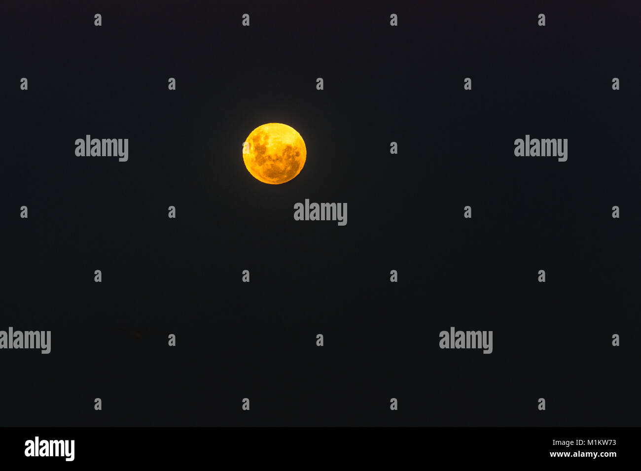 Busselton, Western Australia. Il 31 gennaio 2018. Rosso super luna e Lunar Eclipse la linea fino a Busselton Credito: Chris de Blank/Alamy Live News Foto Stock