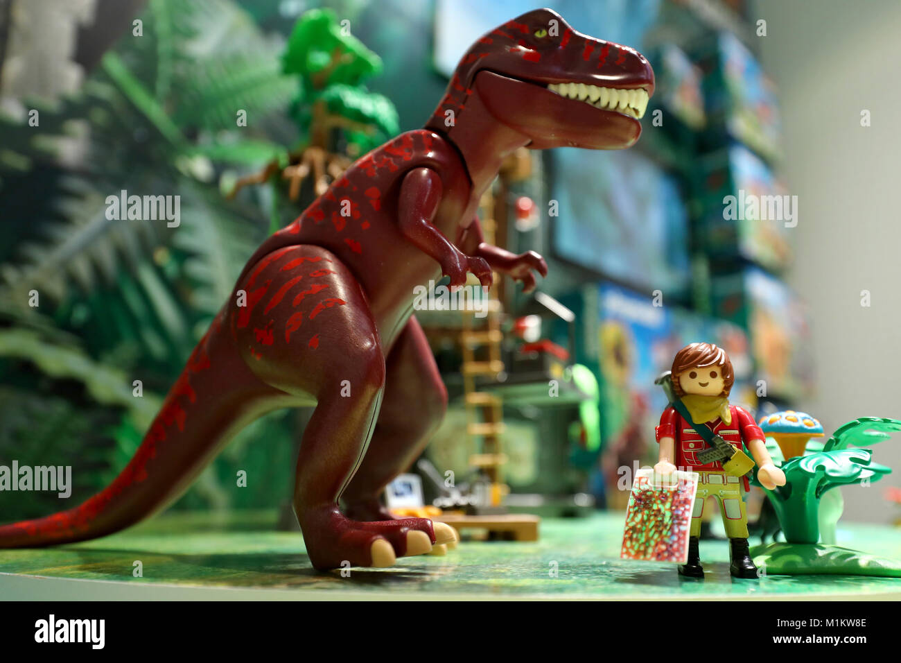 Norimberga, Germania. 31 gennaio, 2018. Un dinosauro e un ricercatore del Playmobil giocattolo di cui 'l'Explorers' stand gli uni accanto agli altri e vengono presentate durante la 69a internazionale di Norimberga Fiera del Giocattolo di Norimberga, Germania, 31 gennaio 2018. La più grande fiera di giocattoli di tutto il mondo avranno lo scorso tra il 31 di gennaio fino al 4 febbraio 2018. Credito: Daniel Karmann/dpa/Alamy Live News Foto Stock