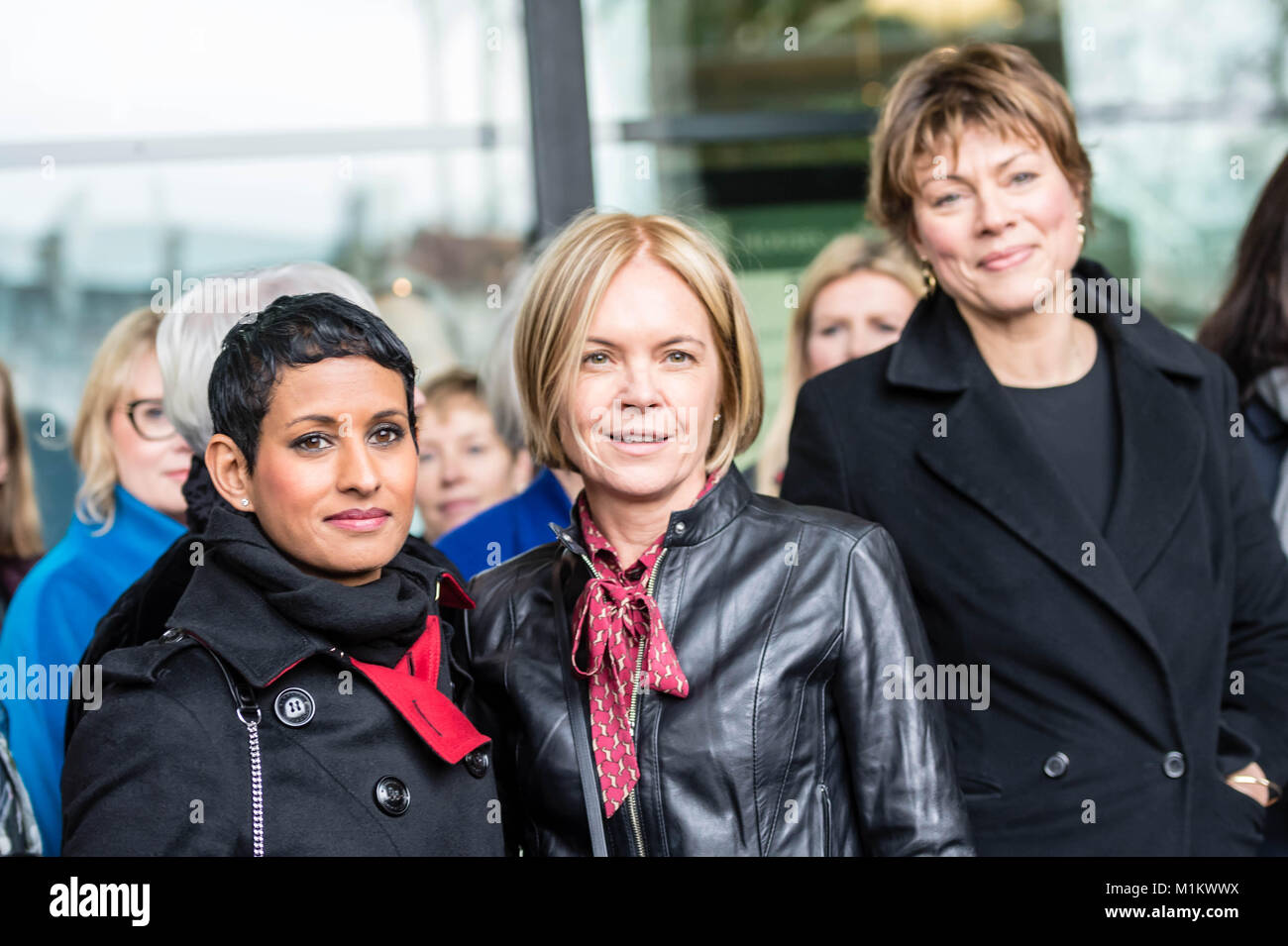 BBC femmina i presentatori e lo staff di arrivare al comitato di selezione audizione su BBC pagare. Foto di Mariella Frostrup, BBC News presenter, centro e Naga Munchetty (sinistra) al credito Ian Davidson/Alamy Live News Foto Stock