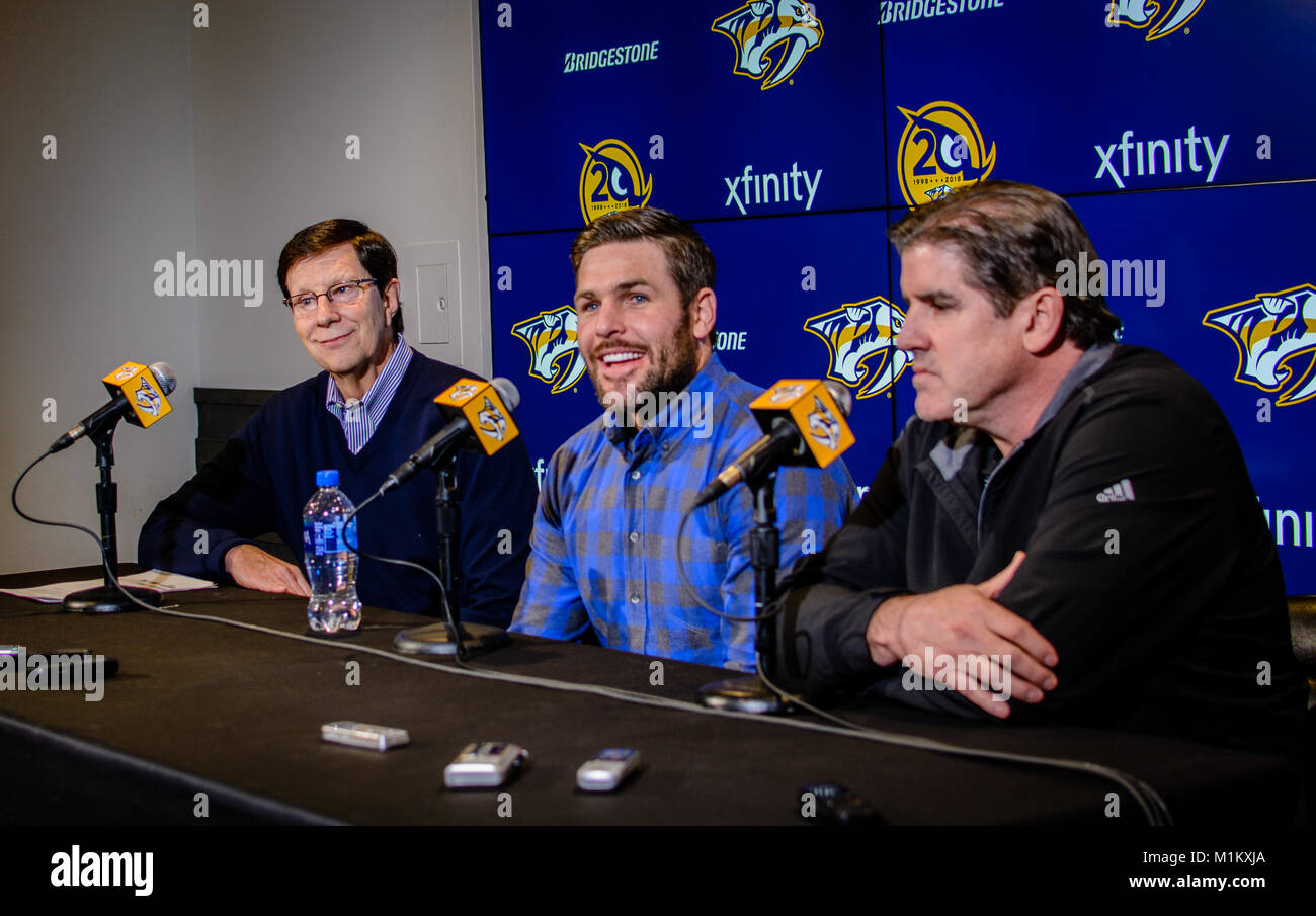 Nashville, Tennessee, Stati Uniti d'America. Mike Fisher (centro), marito della cantante Carrie Underwood e ex capitano di Nashville Predators della National Hockey League, annuncia che sta venendo fuori di pensionamento e ritornerà al team. Fisher è unita da predatori general manager David Poile (sinistra) e head coach Peter Laviolette (a destra). Credito: Jim diamante/Alamy Live News Foto Stock