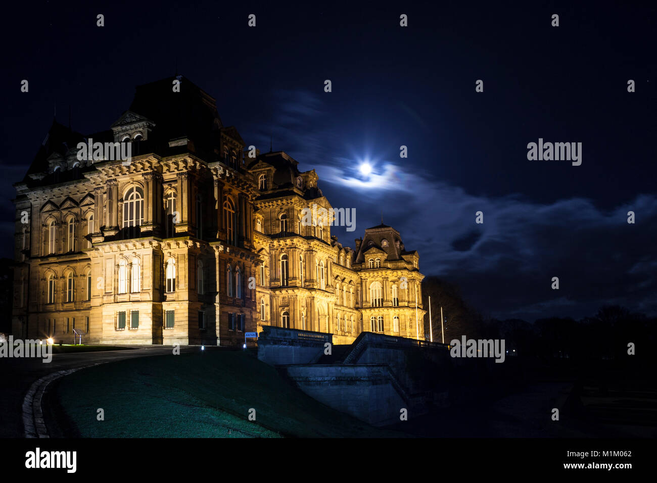 Barnard Castle, nella contea di Durham. Regno Unito. Mercoledì 31 Gennaio 2018. Un super blue moon crea colori dell'arcobaleno nelle nubi sopra il Bowes Museum di Barnard Castle questa sera. David Forster/Alamy Live News Foto Stock