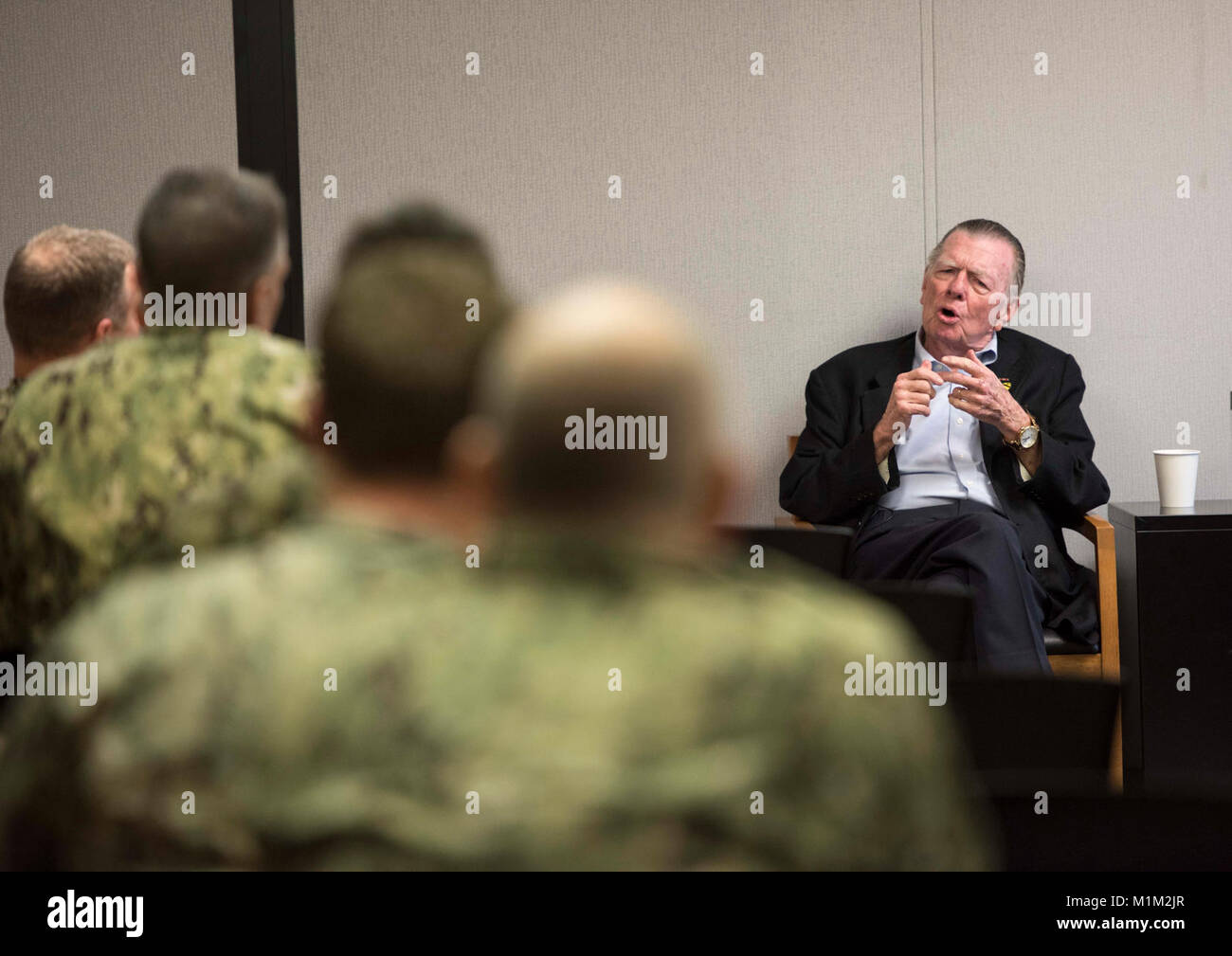 VIRGINIA BEACH, Va. (GEN. 26, 2018) Joseph Galloway, ex corrispondente di combattimento e co-autore del premiato libro "Ci sono stati i soldati una volta…e giovani", parla di terne di comando e la prospettiva di comandare gli ufficiali assegnati per l'eliminazione degli ordigni esplosivi gruppo (EODGRU) 2 durante una discussione di leadership a livello della giunzione base Expeditionary Little Creek. EODGRU 2 ha la sua sede principale in corrispondenza della giunzione base Expeditionary poco Creek-Fort Storia e supervisiona le immersioni Mobile e unità di soccorso (MDSU) 2 e tutti East Coast-basato Navy EOD unità mobili. (U.S. Navy Foto Stock