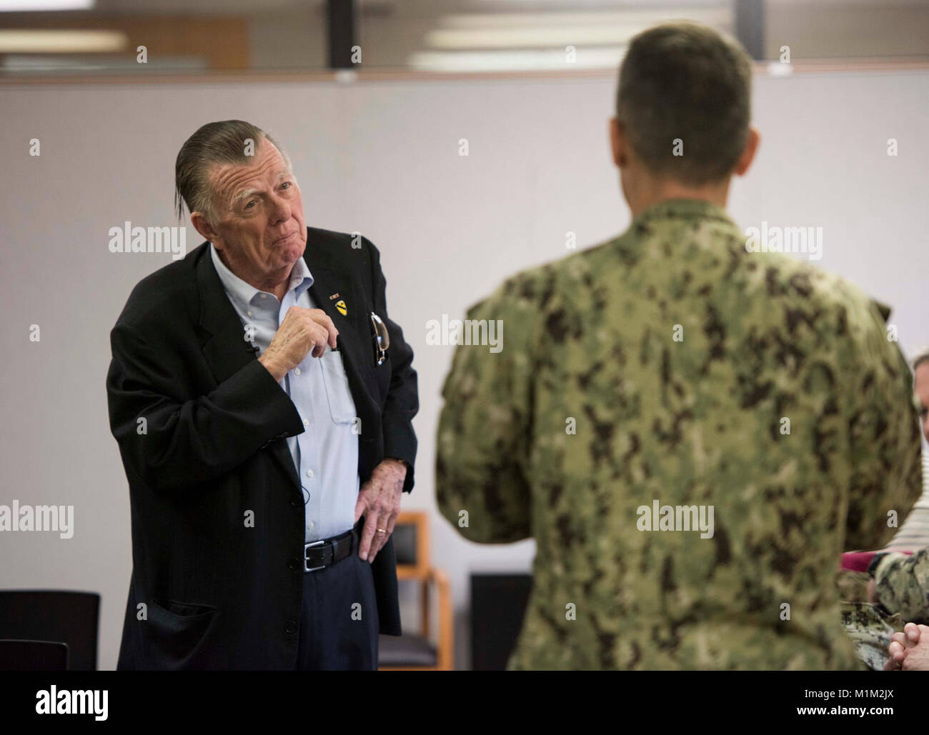 VIRGINIA BEACH, Va. (GEN. 26, 2018) Joseph Galloway, ex corrispondente di combattimento e co-autore del premiato libro "Ci sono stati i soldati una volta…e giovani", ascolta una domanda nel corso di una discussione di leadership con il comando triadi e la prospettiva di comandare gli ufficiali assegnati per l'eliminazione degli ordigni esplosivi gruppo (EODGRU) 2 in corrispondenza del giunto di base Expeditionary Little Creek. EODGRU 2 ha la sua sede principale in corrispondenza della giunzione base Expeditionary poco Creek-Fort Storia e supervisiona le immersioni Mobile e unità di soccorso (MDSU) 2 e tutti East Coast-basato Navy EOD unità mobili. (U.S. Navy Foto Stock
