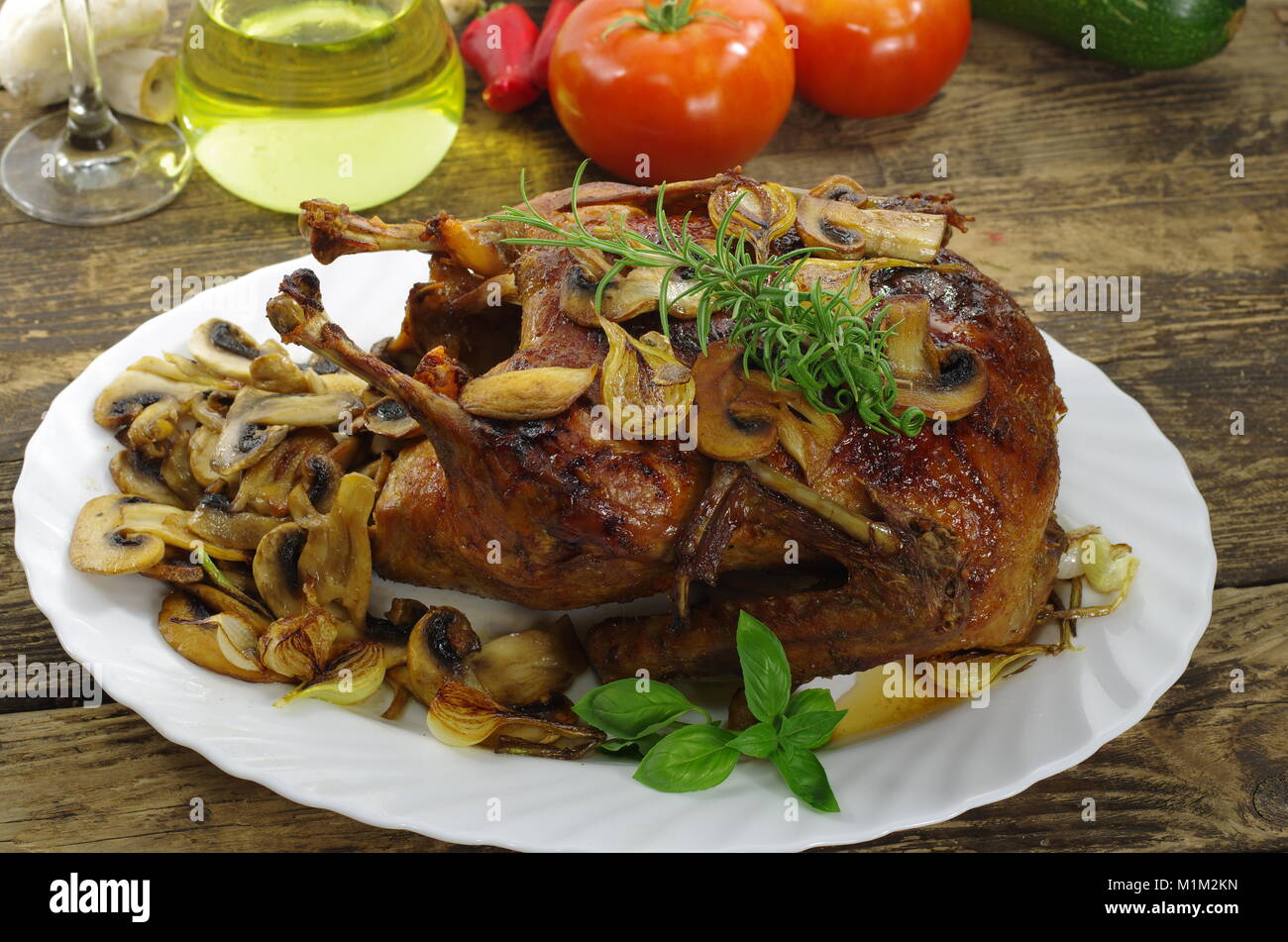 Tutto il miele Roast Duck sulla piastra bianca Foto Stock