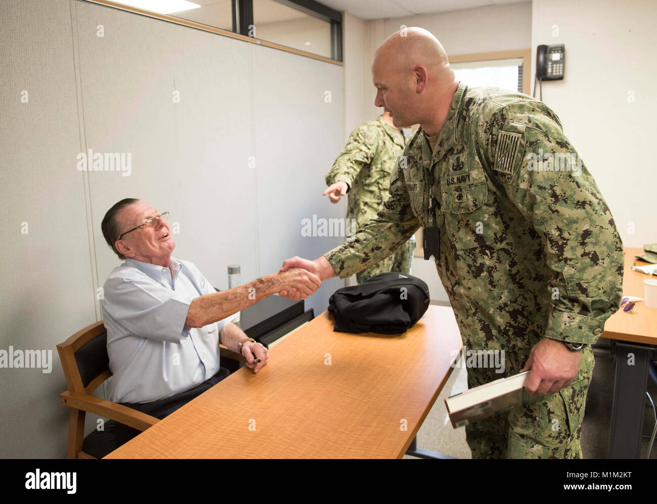 VIRGINIA BEACH, Va. (GEN. 26, 2018) Joseph Galloway, ex corrispondente di combattimento e co-autore del premiato libro "Ci sono stati i soldati una volta…e giovani", scuote le mani con la Cmdr. Chuck Eckhart, capo responsabile del personale dell'eliminazione degli ordigni esplosivi gruppo (EODGRU) 2, a seguito di una discussione di leadership con il comando triadi e potenziali i comandanti assegnato a EODGRU 2 in corrispondenza del giunto di base Expeditionary Little Creek. EODGRU 2 ha la sua sede principale in corrispondenza della giunzione base Expeditionary poco Creek-Fort Storia e supervisiona le immersioni Mobile e unità di soccorso (MDSU) 2 e tutti East Coast-basato Navy EOD unità mobili. (U.S Foto Stock