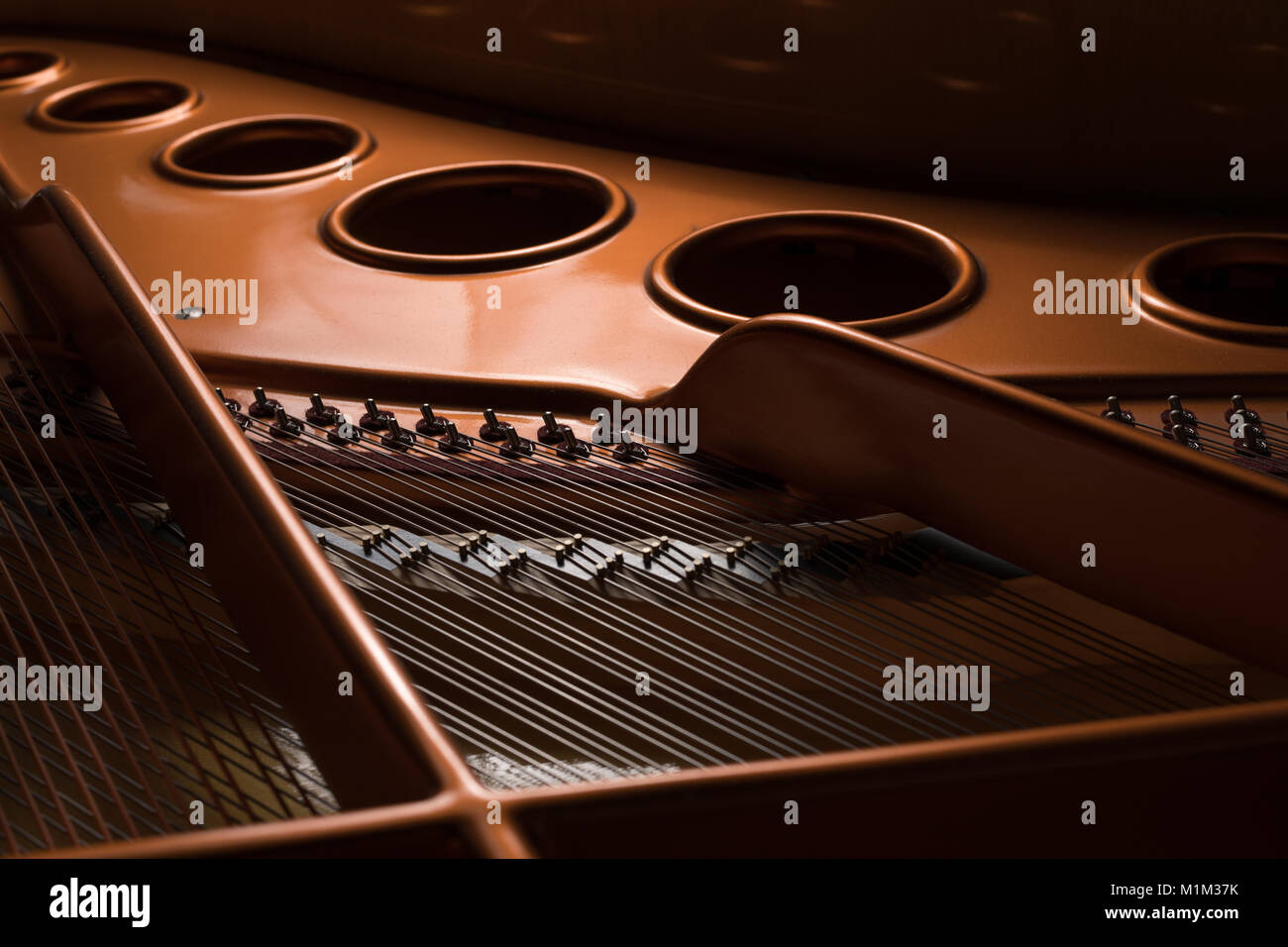 Vista dettagliata della parte interna di un grande pianoforte, corpo di stringhe Foto Stock