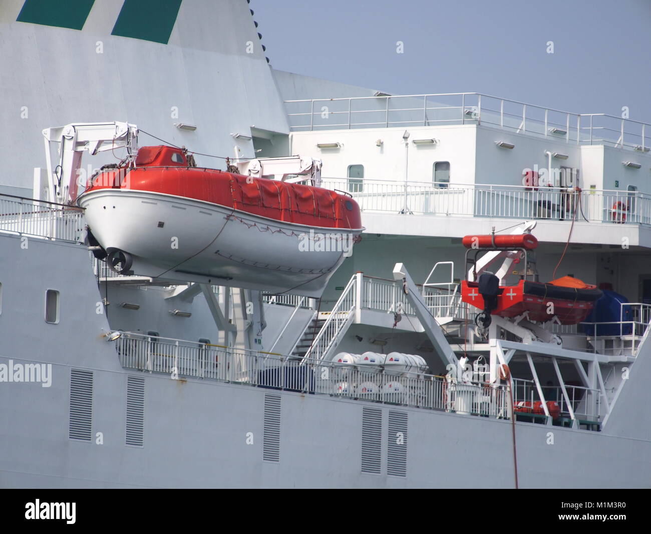 Scialuppe di salvataggio della nave traghetto su sfondo cielo Foto Stock