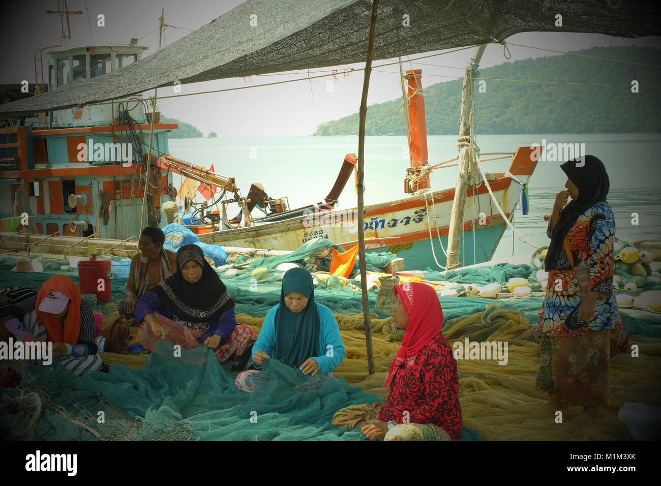 Locali di donne musulmane tessere la rete da pesca a Koh Yao Yai, un isola thailandese nel Mare delle Andamane. 19-Gen-2018 Foto Stock