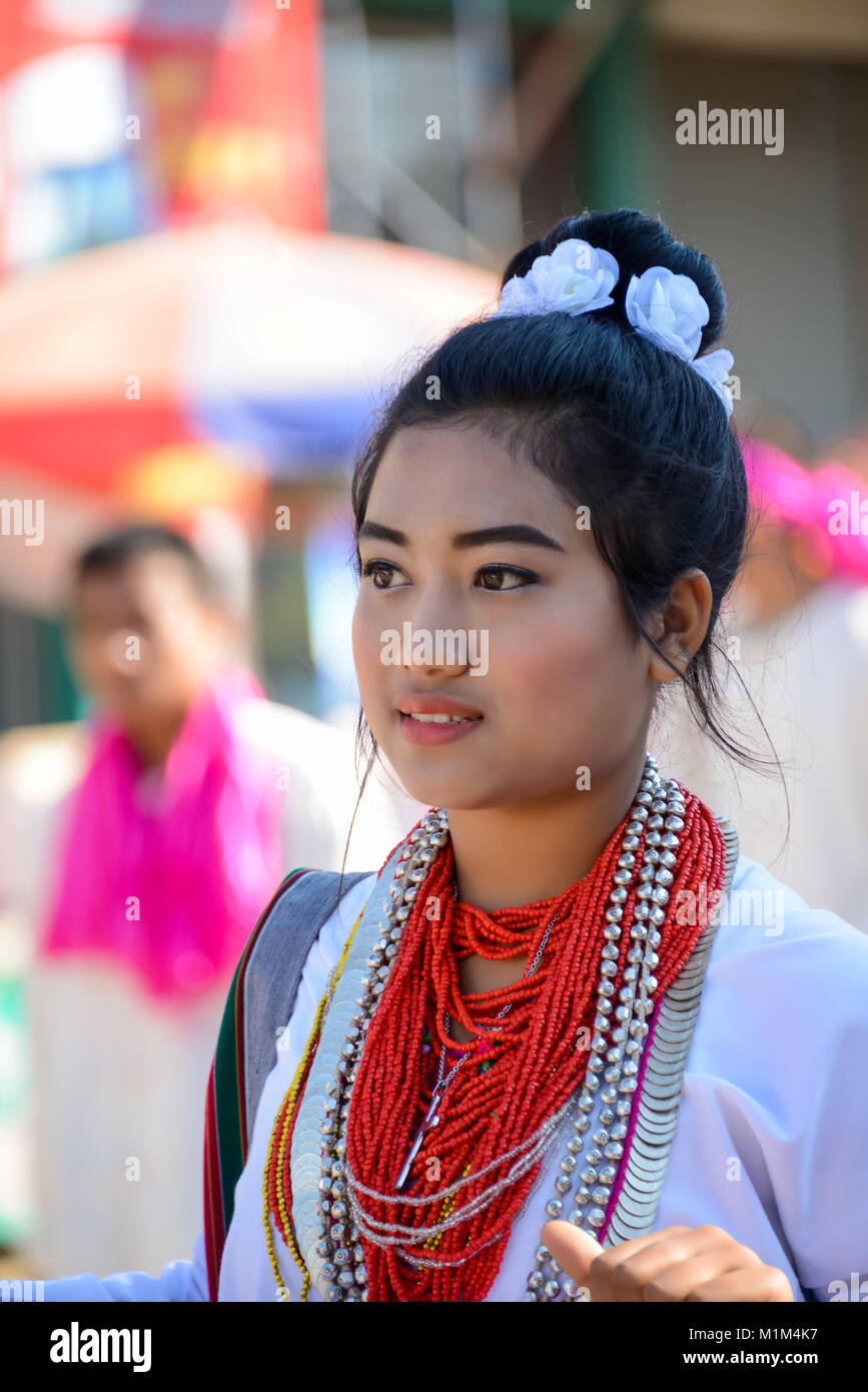 Licciana Nardi, Italia - 25 gennaio 2015: ragazza indigeni in parata della ventiduesima tradizionale tessuto di mantello e i prodotti indigeni e Cultura Festival Foto Stock