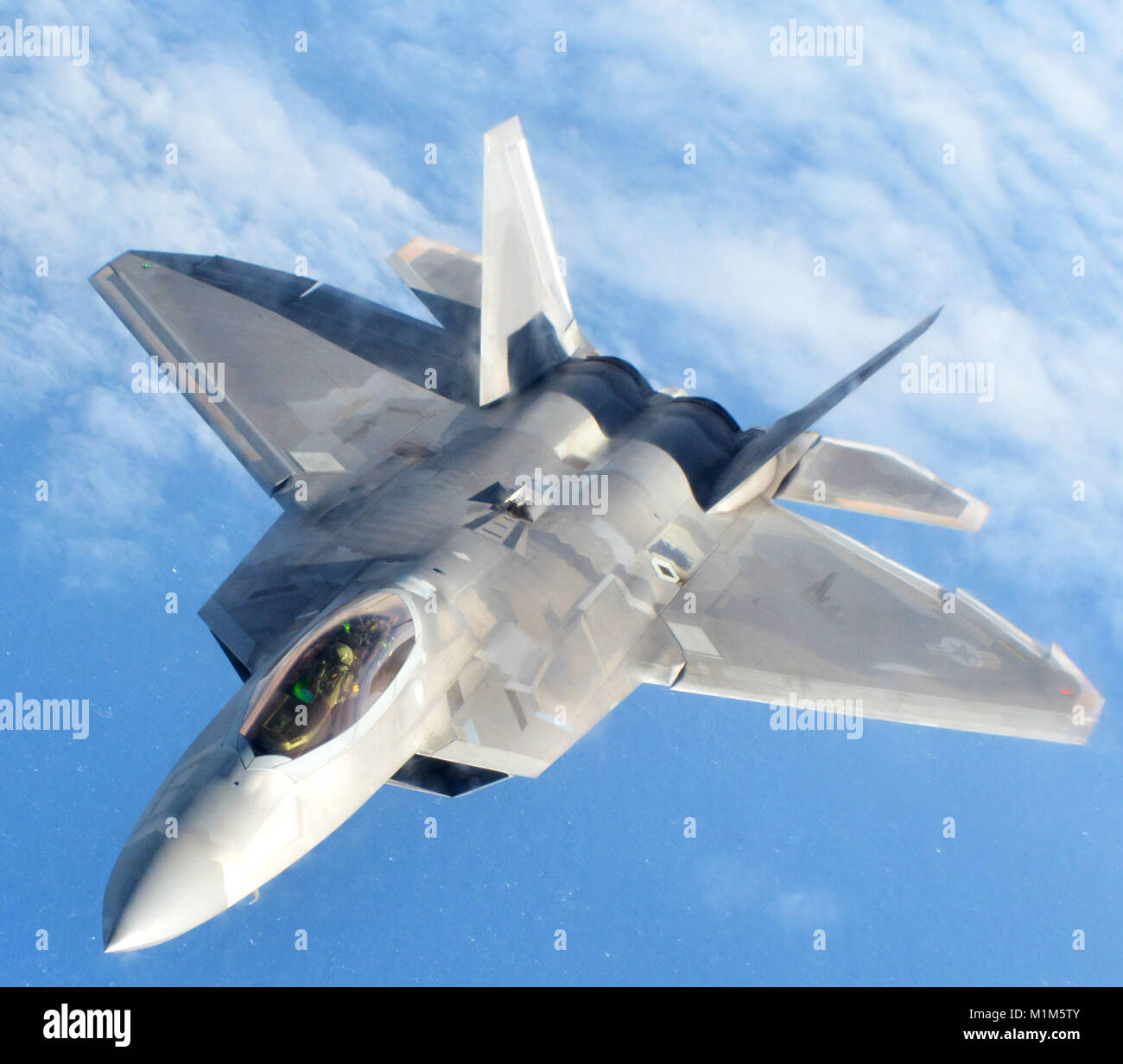 Cittadino di riserva aviatori di Tinker Air Force Base, Okla., volare un 507th Air Refuelling Wing KC-135R Stratotanker fuori dall'Aeroporto Internazionale di Kona, Hawaii, gennaio 19, 2018 per effettuare il rifornimento di quattro 154Ala Hawaii National Guard F-22 Raptors a sostegno dell'esercizio Sentry Aloha. (U.S. Air Force foto/Tech. Sgt. Samantha Mathison) Foto Stock